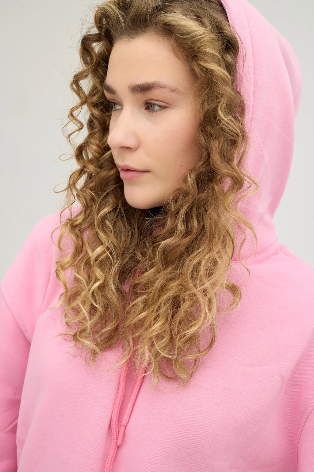 Unisex Pembe Kapüşonlu Oversize Sweatshirt, dinamik ve enerjik tarzı ile günlük giyim ve spor aktiviteleri için mükemmel bir seçenektir. Oversize kesimi sayesinde rahat ve modern bir görünüm sunarken, yumuşak dokulu kumaşı gün boyu konfor sağlar. 