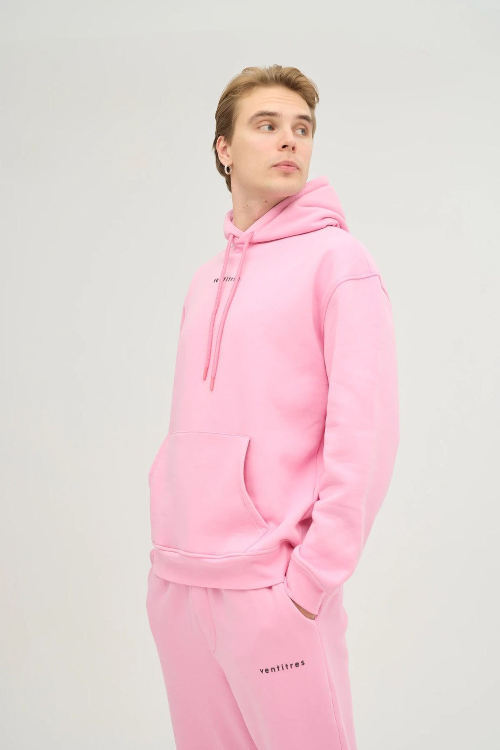 Unisex Pembe Kapüşonlu Oversize Sweatshirt, dinamik ve enerjik tarzı ile günlük giyim ve spor aktiviteleri için mükemmel bir seçenektir. Oversize kesimi sayesinde rahat ve modern bir görünüm sunarken, yumuşak dokulu kumaşı gün boyu konfor sağlar. 