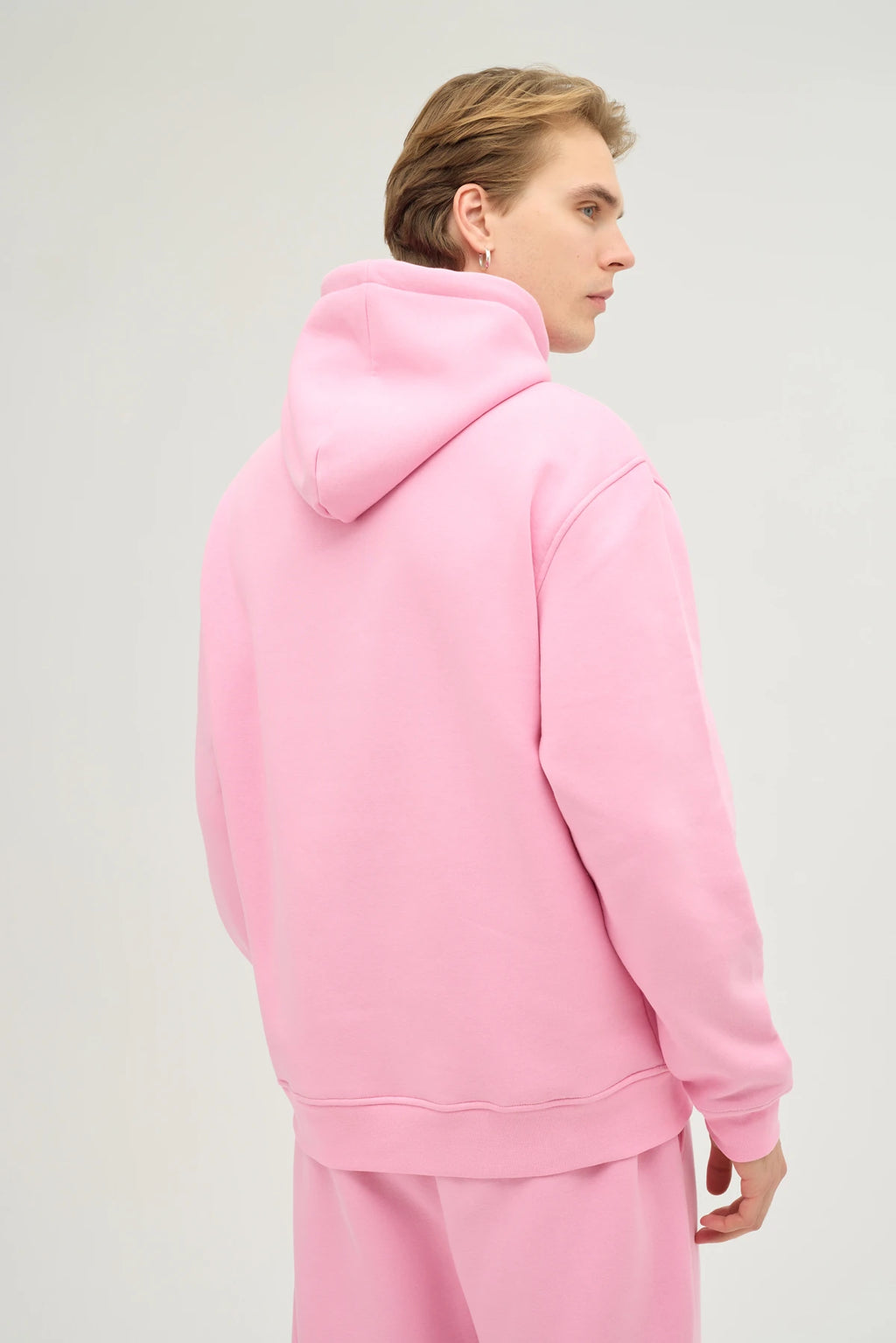 Unisex Pembe Kapüşonlu Oversize Sweatshirt, dinamik ve enerjik tarzı ile günlük giyim ve spor aktiviteleri için mükemmel bir seçenektir. Oversize kesimi sayesinde rahat ve modern bir görünüm sunarken, yumuşak dokulu kumaşı gün boyu konfor sağlar. 