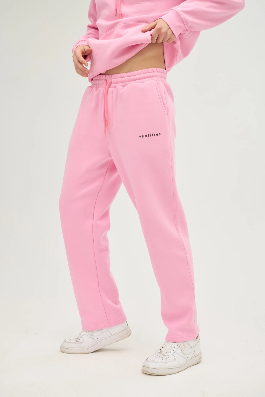 Unisex Pembe Oversize Eşofman Altı, günlük kullanım ve spor aktiviteleri için tasarlanmış konforlu ve şık bir seçenektir. Yumuşak dokulu ve nefes alabilir kumaşı sayesinde gün boyu rahatlık sunarken, oversize kesimiyle modern ve rahat bir görünüm sağlar. 