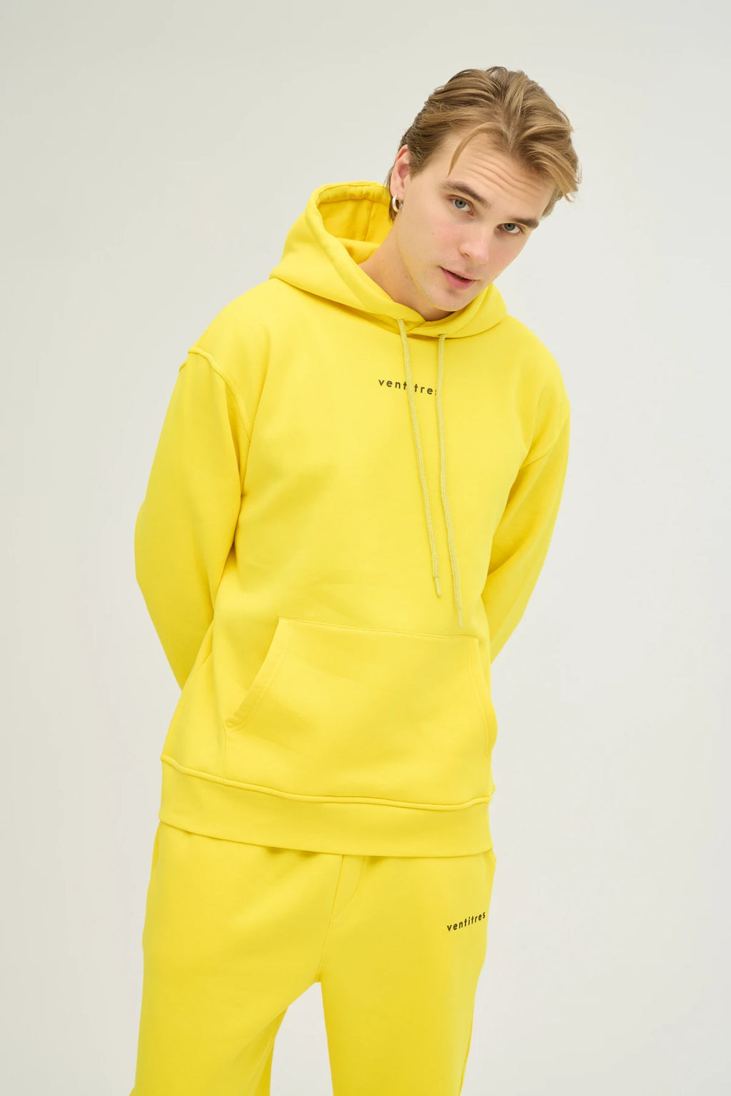 Unisex Sarı Kapüşonlu Oversize Sweatshirt, dinamik ve enerjik tarzı ile günlük giyim ve spor aktiviteleri için mükemmel bir seçenektir. Oversize kesimi sayesinde rahat ve modern bir görünüm sunarken, yumuşak dokulu kumaşı gün boyu konfor sağlar. 