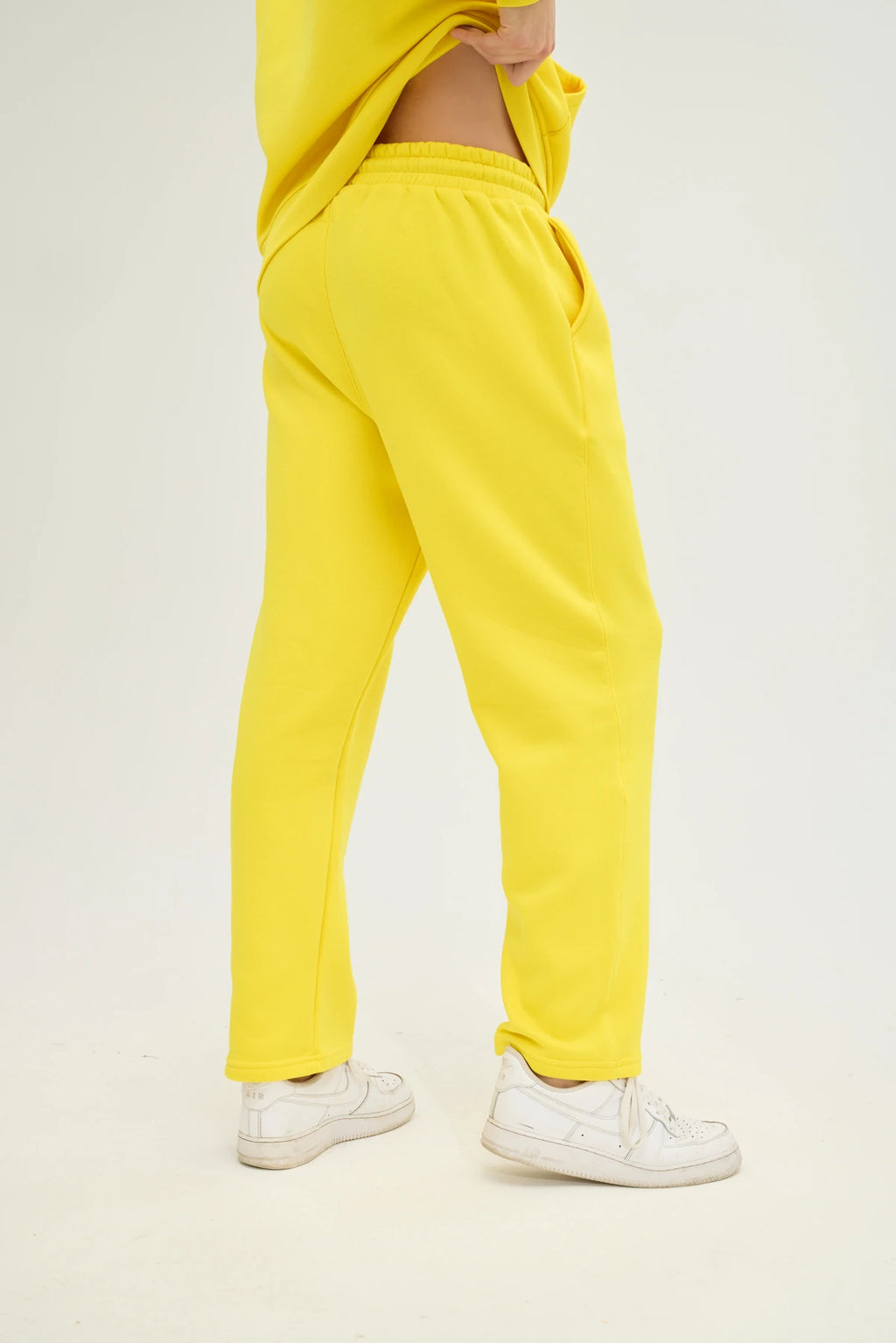 Unisex Sarı Oversize Eşofman Altı, günlük kullanım ve spor aktiviteleri için tasarlanmış konforlu ve şık bir seçenektir. Yumuşak dokulu ve nefes alabilir kumaşı sayesinde gün boyu rahatlık sunarken, oversize kesimiyle modern ve rahat bir görünüm sağlar. 