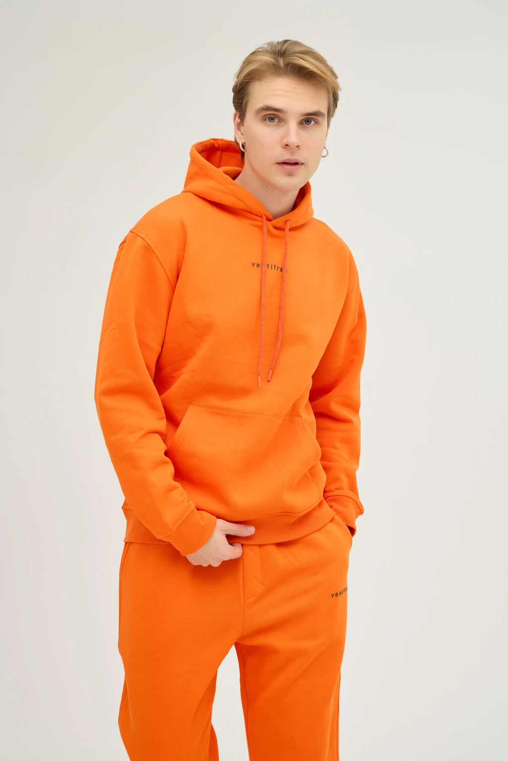 Unisex Turuncu Kapüşonlu Oversize Sweatshirt, dinamik ve enerjik tarzı ile günlük giyim ve spor aktiviteleri için mükemmel bir seçenektir. Oversize kesimi sayesinde rahat ve modern bir görünüm sunarken, yumuşak dokulu kumaşı gün boyu konfor sağlar. 