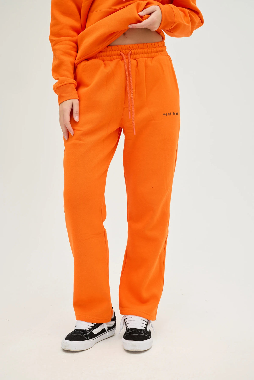 Unisex Turuncu Oversize Eşofman Altı, günlük kullanım ve spor aktiviteleri için tasarlanmış konforlu ve şık bir seçenektir. Yumuşak dokulu ve nefes alabilir kumaşı sayesinde gün boyu rahatlık sunarken, oversize kesimiyle modern ve rahat bir görünüm sağlar. 