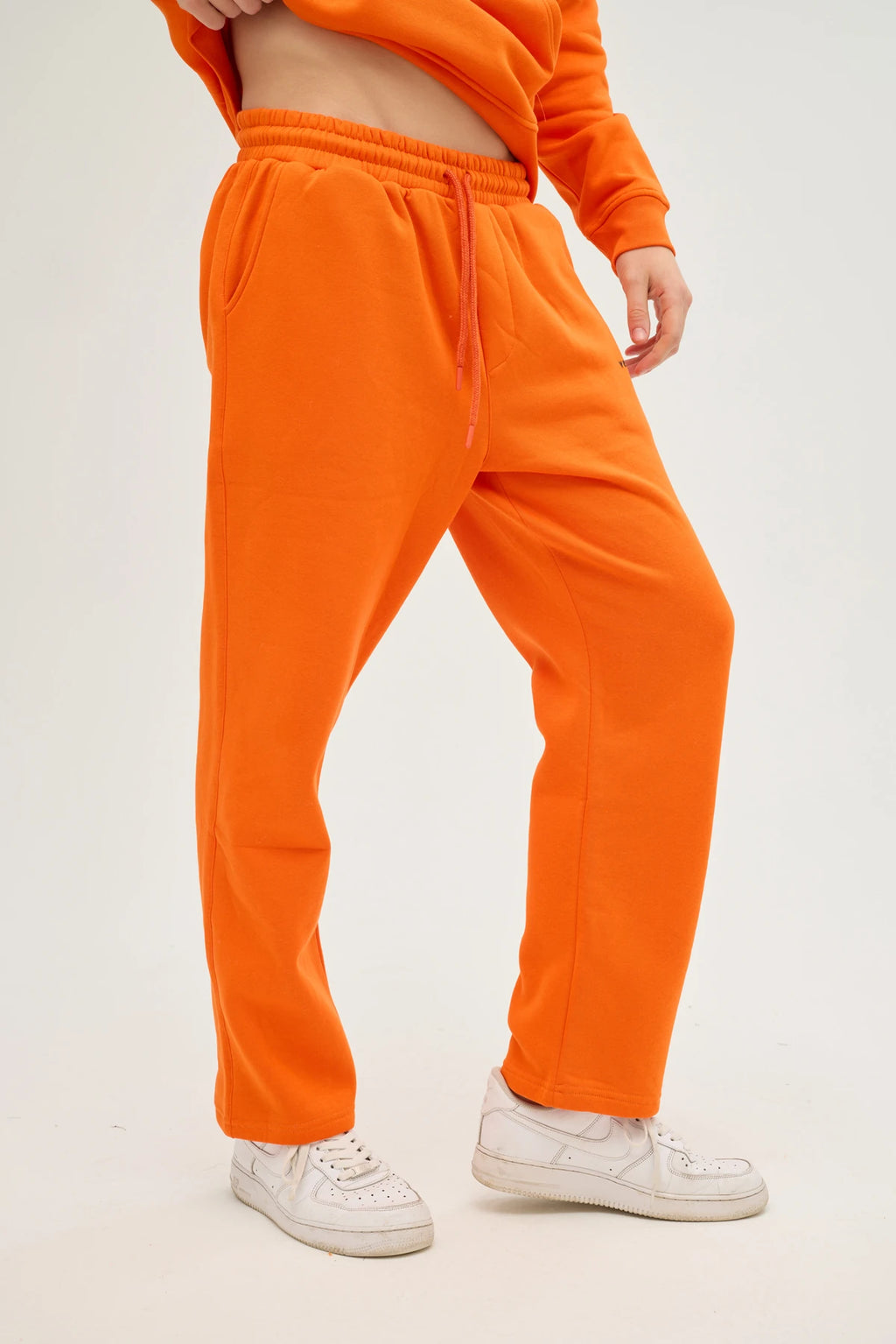 Unisex Turuncu Oversize Eşofman Altı, günlük kullanım ve spor aktiviteleri için tasarlanmış konforlu ve şık bir seçenektir. Yumuşak dokulu ve nefes alabilir kumaşı sayesinde gün boyu rahatlık sunarken, oversize kesimiyle modern ve rahat bir görünüm sağlar. 