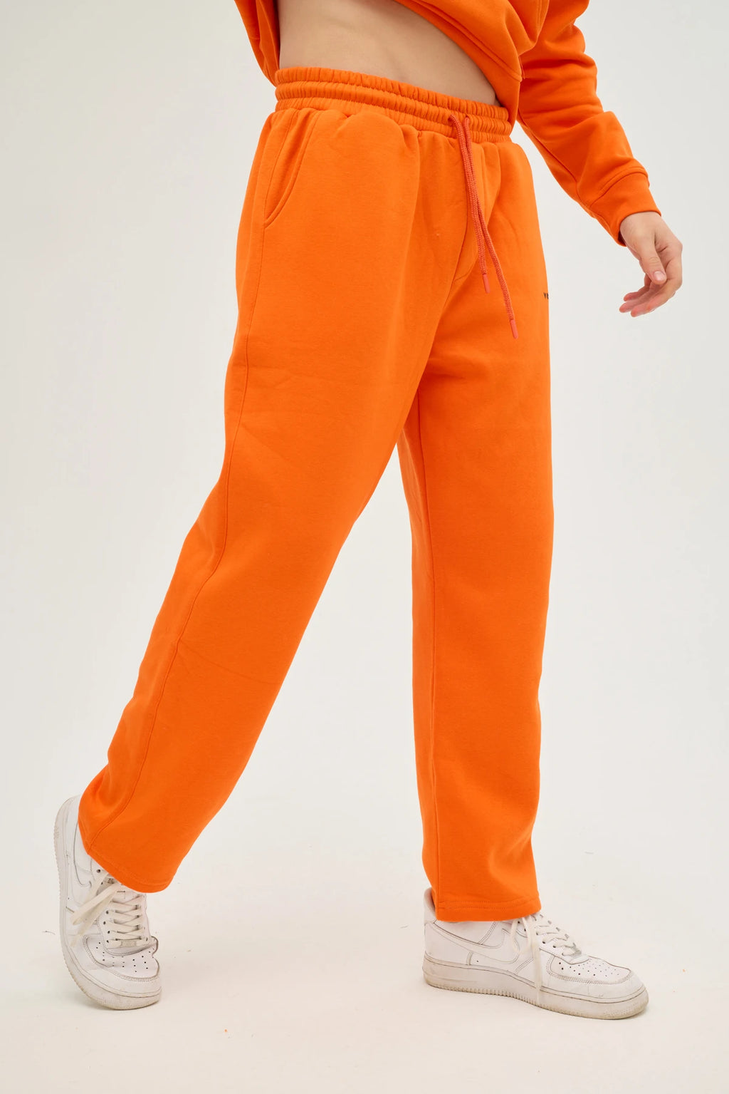 Unisex Turuncu Oversize Eşofman Altı, günlük kullanım ve spor aktiviteleri için tasarlanmış konforlu ve şık bir seçenektir. Yumuşak dokulu ve nefes alabilir kumaşı sayesinde gün boyu rahatlık sunarken, oversize kesimiyle modern ve rahat bir görünüm sağlar. 