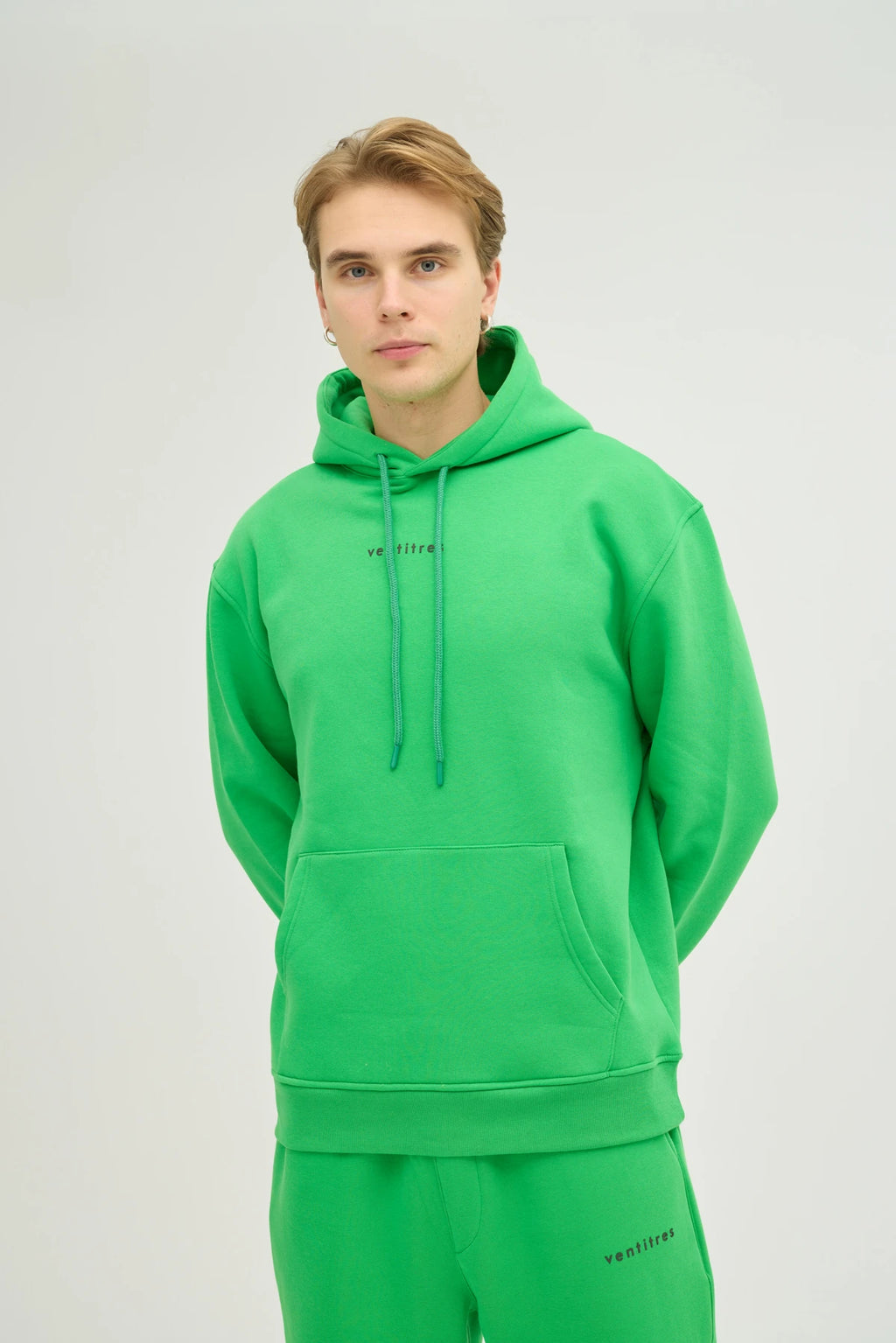 Unisex Yeşil Kapüşonlu Oversize Sweatshirt, dinamik ve enerjik tarzı ile günlük giyim ve spor aktiviteleri için mükemmel bir seçenektir. Oversize kesimi sayesinde rahat ve modern bir görünüm sunarken, yumuşak dokulu kumaşı gün boyu konfor sağlar. 