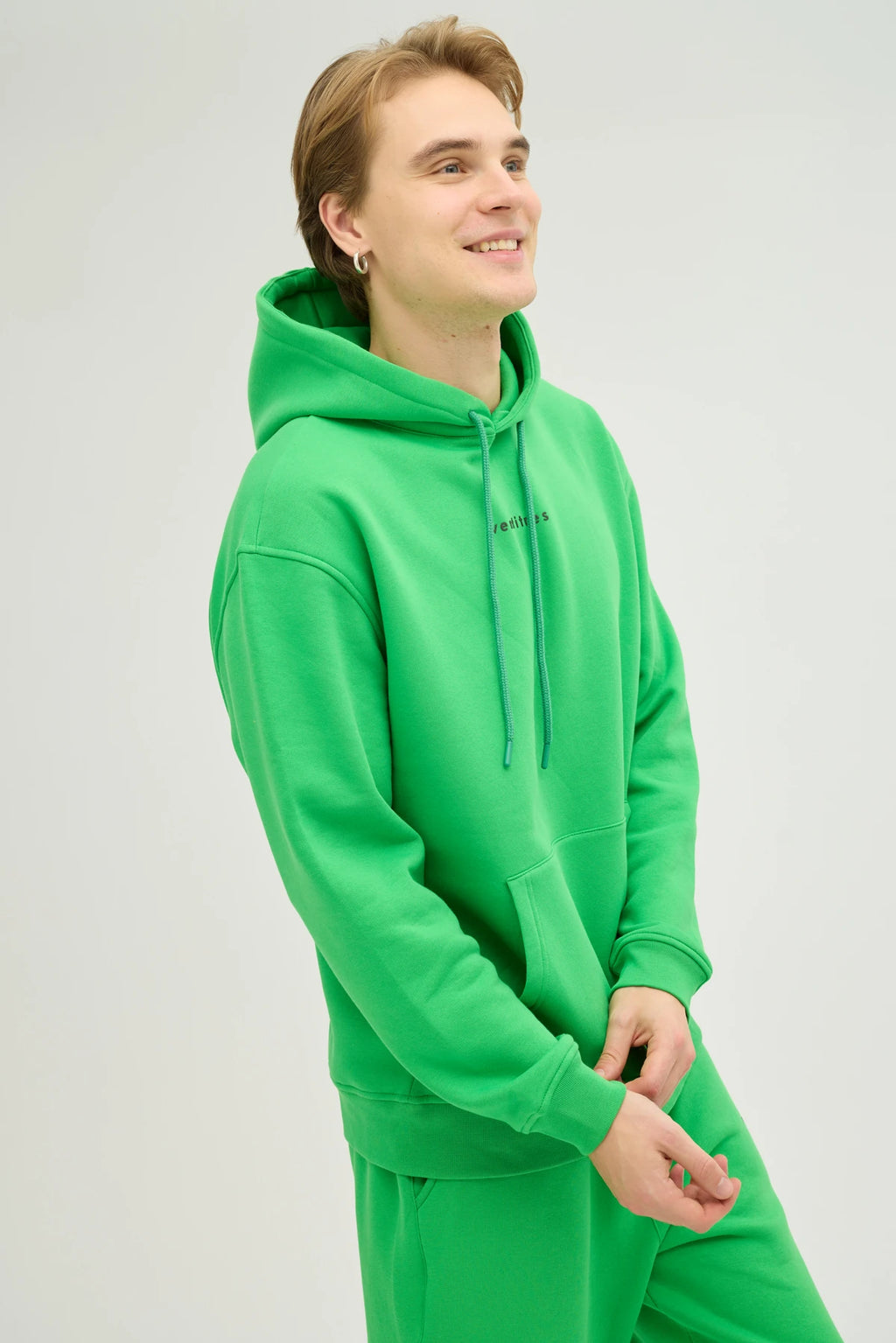 Unisex Yeşil Kapüşonlu Oversize Sweatshirt, dinamik ve enerjik tarzı ile günlük giyim ve spor aktiviteleri için mükemmel bir seçenektir. Oversize kesimi sayesinde rahat ve modern bir görünüm sunarken, yumuşak dokulu kumaşı gün boyu konfor sağlar. 