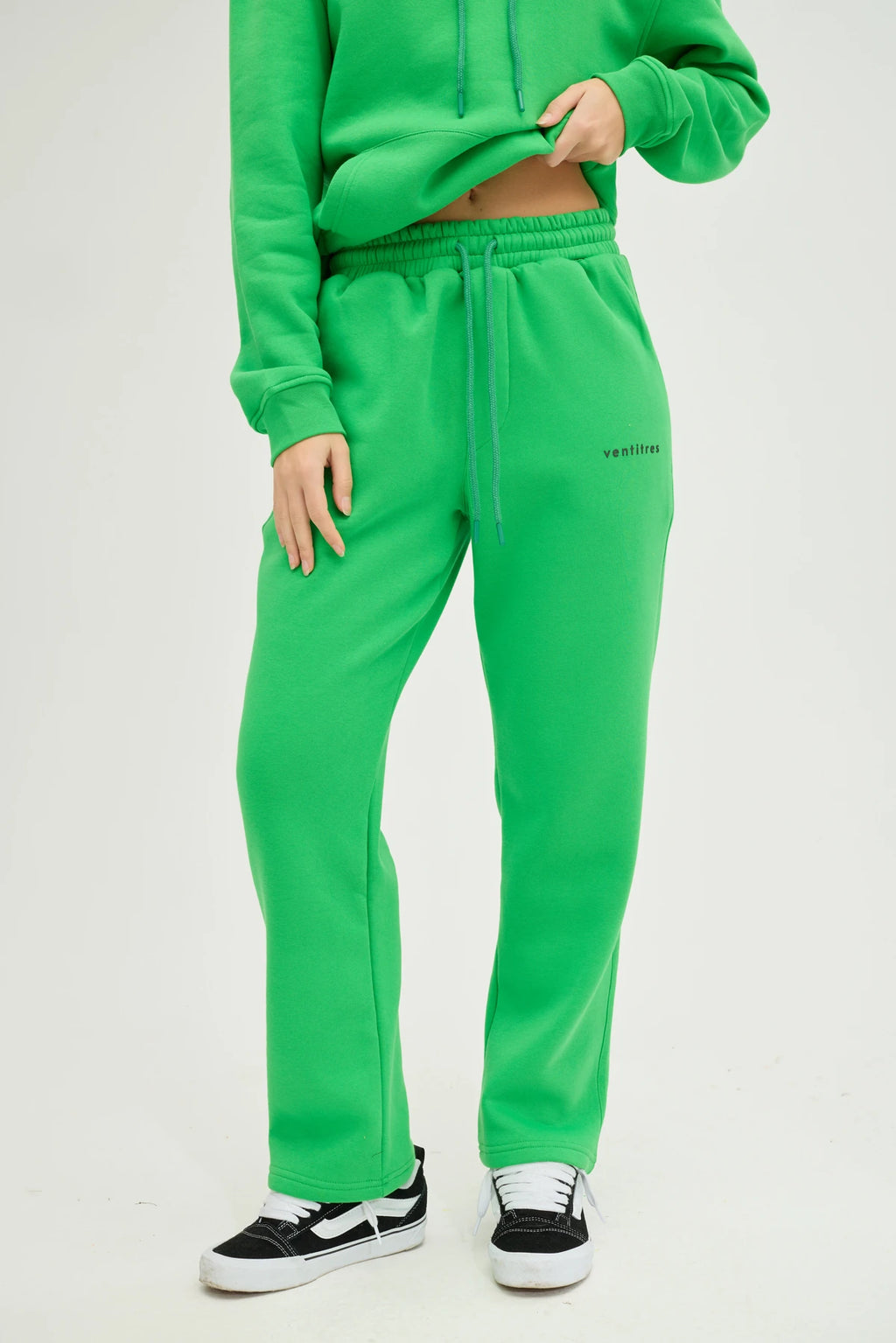 Unisex Yeşil Oversize Eşofman Altı, günlük kullanım ve spor aktiviteleri için tasarlanmış konforlu ve şık bir seçenektir. Yumuşak dokulu ve nefes alabilir kumaşı sayesinde gün boyu rahatlık sunarken, oversize kesimiyle modern ve rahat bir görünüm sağlar. 