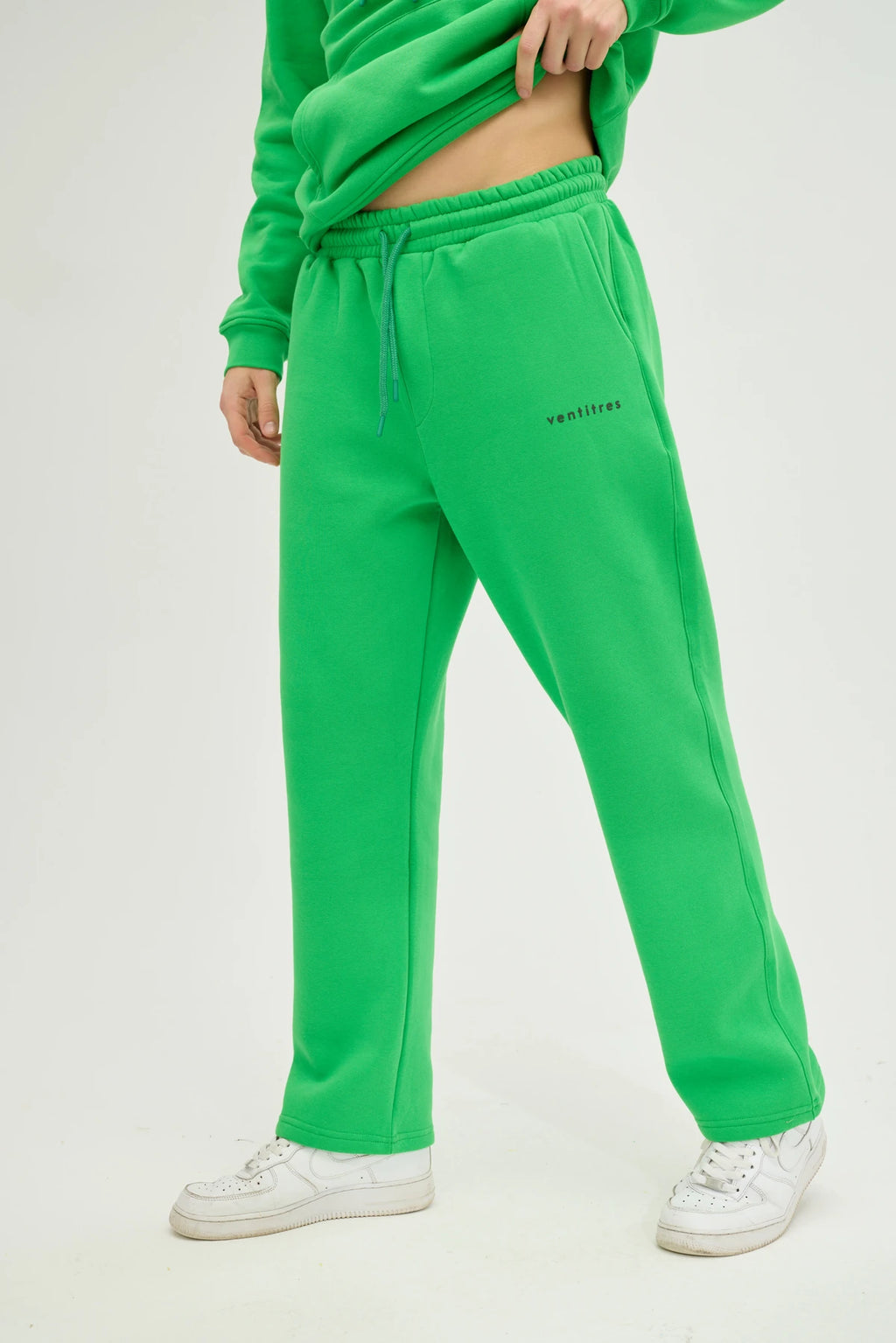 Unisex Yeşil Oversize Eşofman Altı, günlük kullanım ve spor aktiviteleri için tasarlanmış konforlu ve şık bir seçenektir. Yumuşak dokulu ve nefes alabilir kumaşı sayesinde gün boyu rahatlık sunarken, oversize kesimiyle modern ve rahat bir görünüm sağlar. 