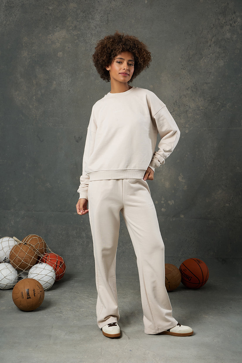 Urban Bej Kadın Sweatshirt, zamansız tonuyla sade şıklığı temsil ederken rahat kesimiyle gün boyu konfor sunar. Yumuşak dokulu kumaşı ve oversize kalıbı sayesinde sportif ve casual stillere kolayca uyum sağlar. Bej rengi, doğallığı ve minimalizmi yansıtarak gardırobunuzda zahmetsizce kombinlenebilecek bir seçenek oluşturur. Günlük giyimde rahatlığı şıklıkla buluşturan bu parça, stilinize sıcak ve sofistike bir dokunuş katmak için tasarlandı.