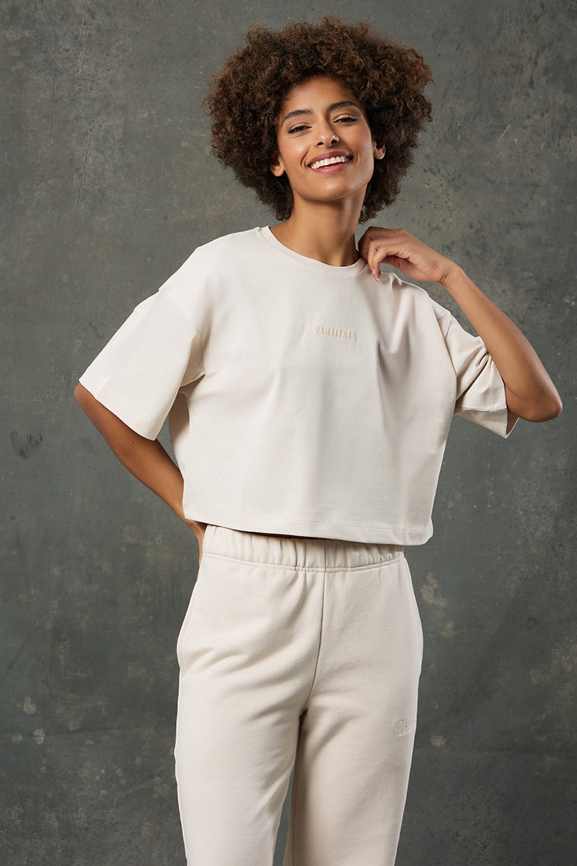 Urban Bej Oversize Crop, minimal şıklığı ve konforu bir arada sunan modern bir tasarımdır. Yumuşak dokusu ve oversize kalıbı sayesinde gün boyu rahatlık sağlarken, bej tonunun zarif etkisiyle her stile kolayca uyum sağlar. Crop boy kesimiyle sportif ve şehirli bir görünüm elde edebilirsiniz.