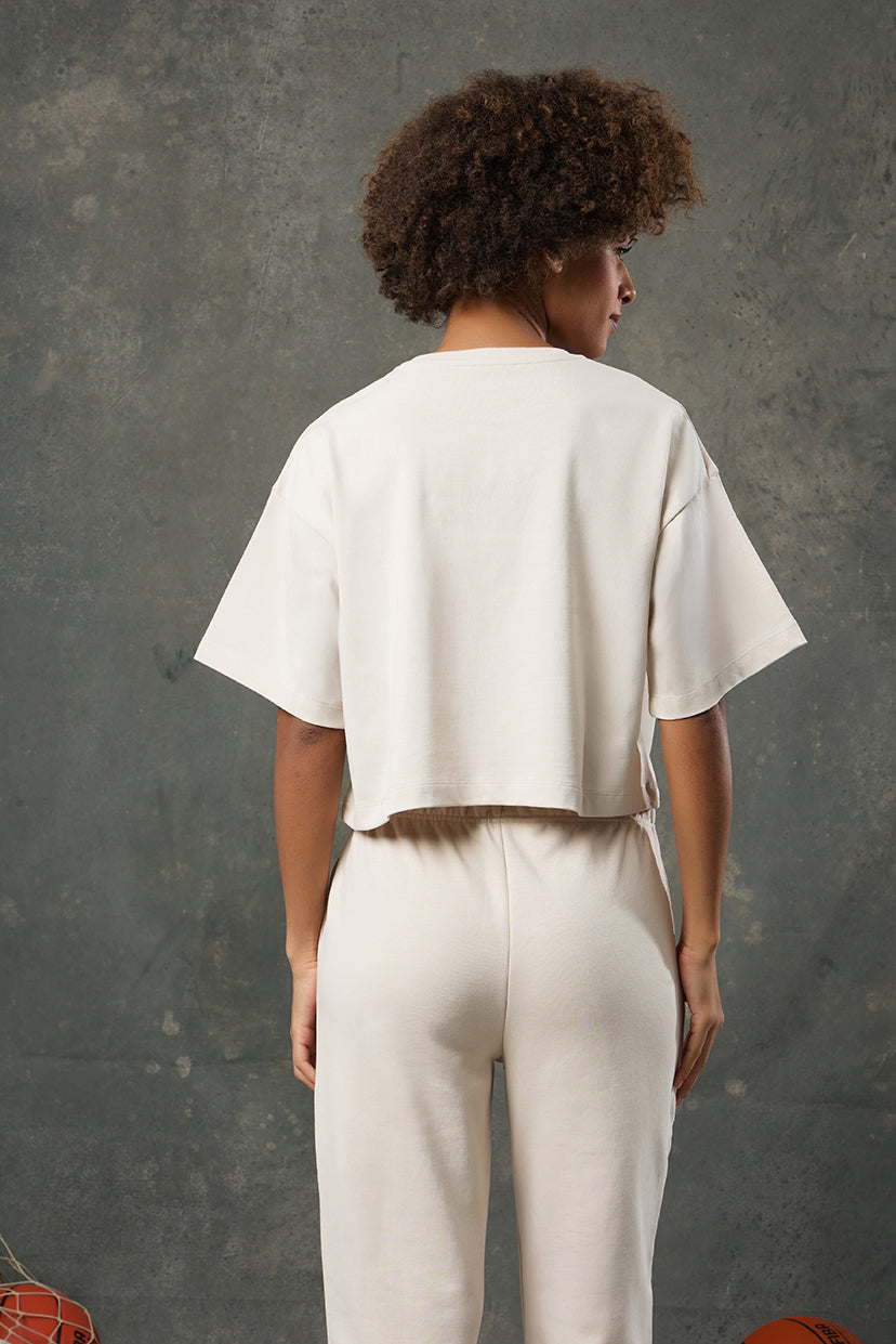 Urban Bej Oversize Crop, minimal şıklığı ve konforu bir arada sunan modern bir tasarımdır. Yumuşak dokusu ve oversize kalıbı sayesinde gün boyu rahatlık sağlarken, bej tonunun zarif etkisiyle her stile kolayca uyum sağlar. Crop boy kesimiyle sportif ve şehirli bir görünüm elde edebilirsiniz.