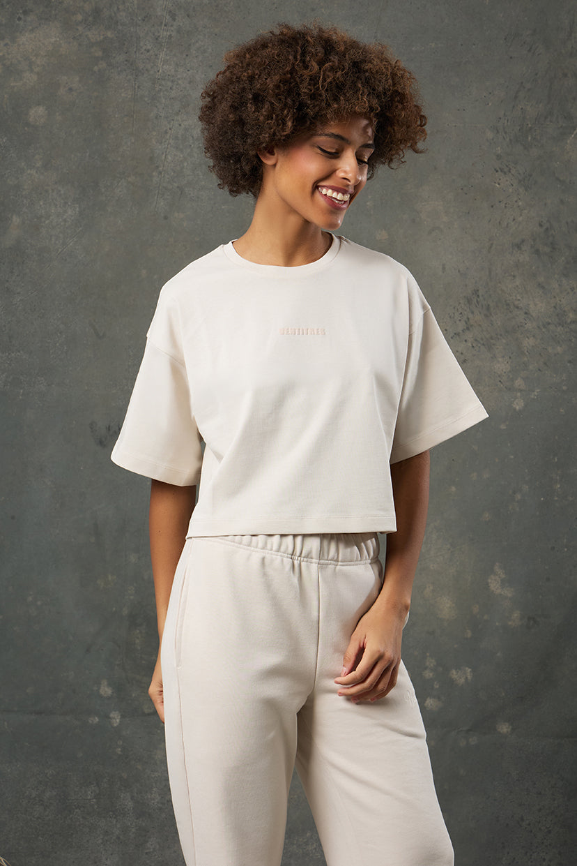 Urban Bej Oversize Crop, minimal şıklığı ve konforu bir arada sunan modern bir tasarımdır. Yumuşak dokusu ve oversize kalıbı sayesinde gün boyu rahatlık sağlarken, bej tonunun zarif etkisiyle her stile kolayca uyum sağlar. Crop boy kesimiyle sportif ve şehirli bir görünüm elde edebilirsiniz.