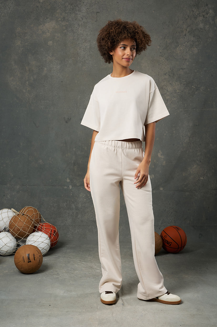 Urban Bej Oversize Crop, minimal şıklığı ve konforu bir arada sunan modern bir tasarımdır. Yumuşak dokusu ve oversize kalıbı sayesinde gün boyu rahatlık sağlarken, bej tonunun zarif etkisiyle her stile kolayca uyum sağlar. Crop boy kesimiyle sportif ve şehirli bir görünüm elde edebilirsiniz.