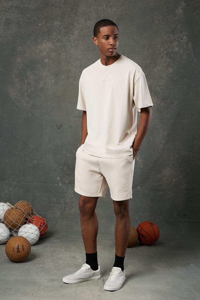 Urban Bej Oversize T-Shirt, spor ve sokak stilinin zamansız birleşimini yansıtır. Oversize kalıbı ile gün boyu hareket özgürlüğü sunarken, nötr bej tonu sayesinde farklı parçalarla zahmetsizce kombinlenebilir. Hafif ve nefes alabilir kumaşı, sıcak günlerde konforlu bir kullanım sağlar.