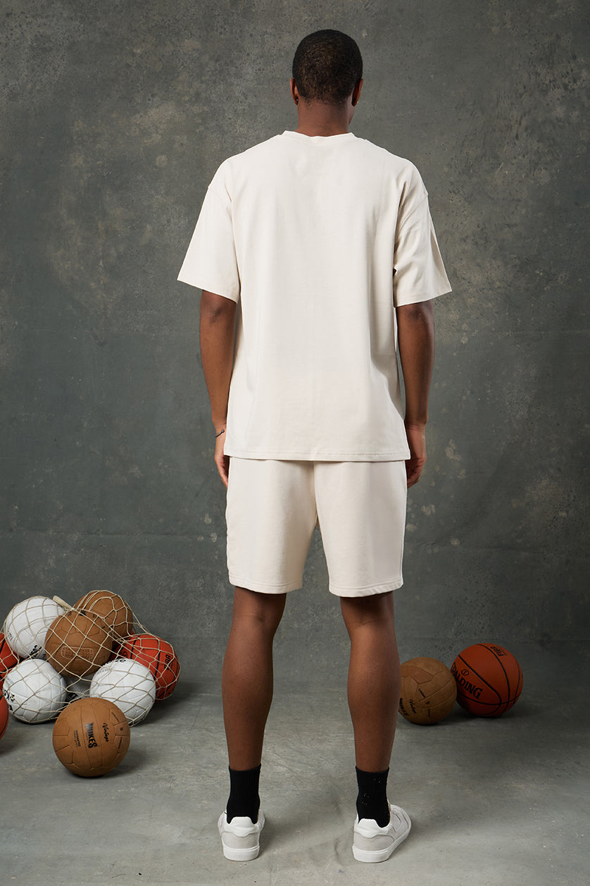 Urban Bej Oversize T-Shirt, spor ve sokak stilinin zamansız birleşimini yansıtır. Oversize kalıbı ile gün boyu hareket özgürlüğü sunarken, nötr bej tonu sayesinde farklı parçalarla zahmetsizce kombinlenebilir. Hafif ve nefes alabilir kumaşı, sıcak günlerde konforlu bir kullanım sağlar.