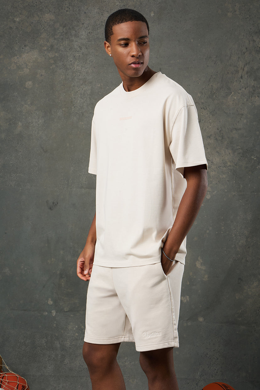 Urban Bej Oversize T-Shirt, spor ve sokak stilinin zamansız birleşimini yansıtır. Oversize kalıbı ile gün boyu hareket özgürlüğü sunarken, nötr bej tonu sayesinde farklı parçalarla zahmetsizce kombinlenebilir. Hafif ve nefes alabilir kumaşı, sıcak günlerde konforlu bir kullanım sağlar.