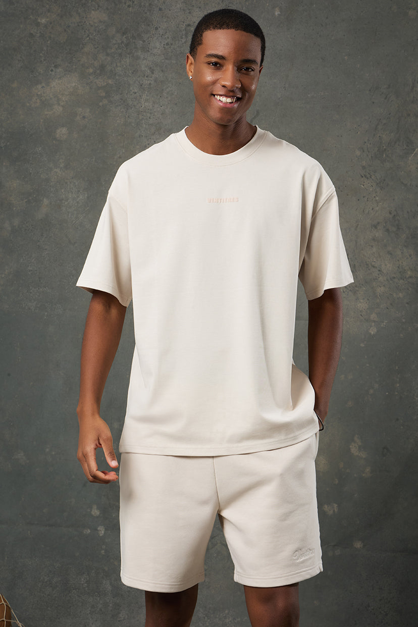 Urban Bej Oversize T-Shirt, spor ve sokak stilinin zamansız birleşimini yansıtır. Oversize kalıbı ile gün boyu hareket özgürlüğü sunarken, nötr bej tonu sayesinde farklı parçalarla zahmetsizce kombinlenebilir. Hafif ve nefes alabilir kumaşı, sıcak günlerde konforlu bir kullanım sağlar.