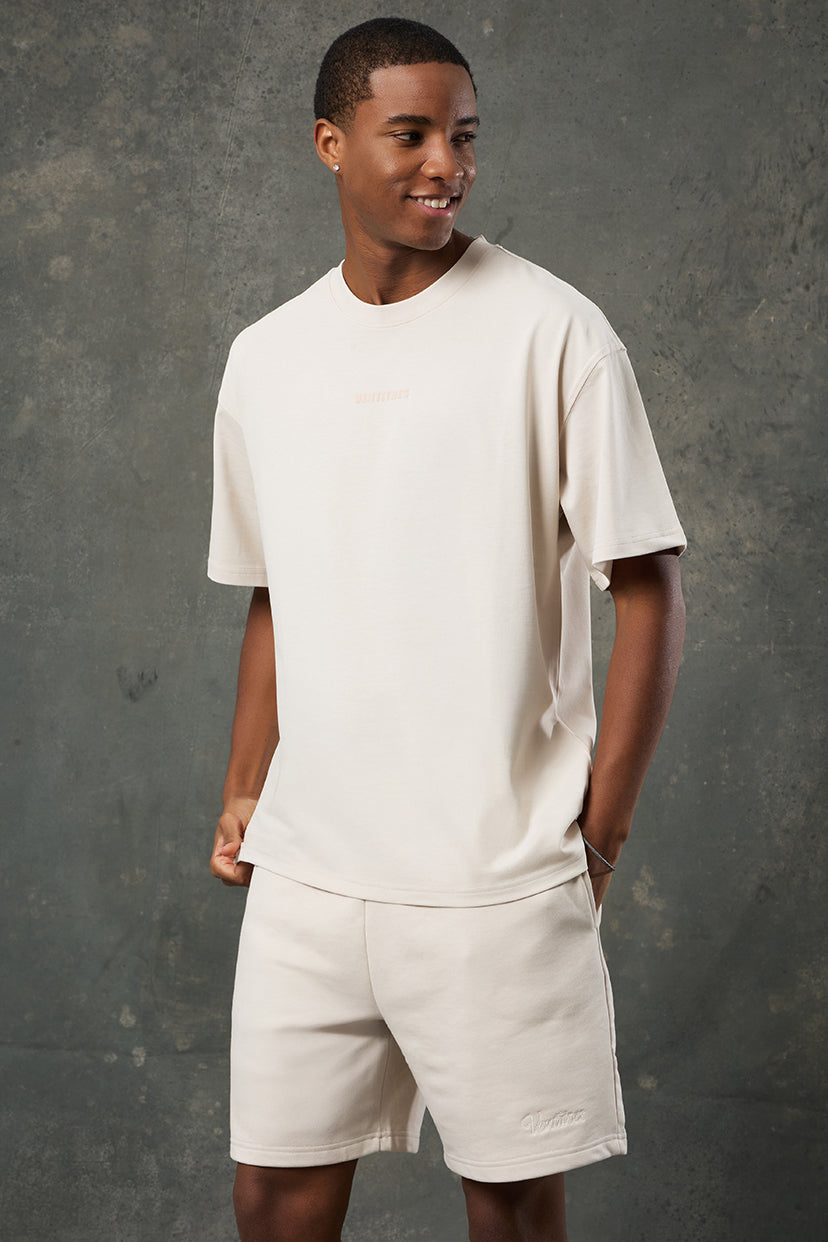 Urban Bej Oversize T-Shirt, spor ve sokak stilinin zamansız birleşimini yansıtır. Oversize kalıbı ile gün boyu hareket özgürlüğü sunarken, nötr bej tonu sayesinde farklı parçalarla zahmetsizce kombinlenebilir. Hafif ve nefes alabilir kumaşı, sıcak günlerde konforlu bir kullanım sağlar.