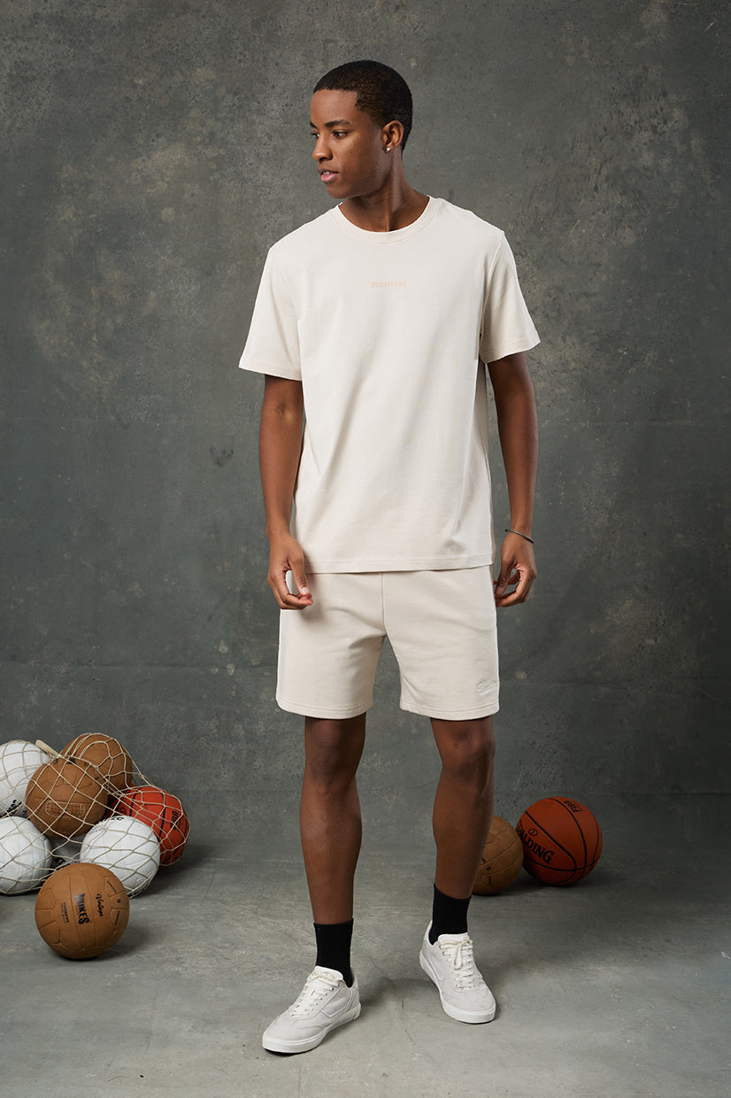 Urban Bej Regular Fit T-Shirt, sade ve şık tasarımıyla zamansız bir duruş sunar. Nefes alabilen dokusu ve rahat kalıbı sayesinde gün boyu konfor sağlar. Spor, günlük ya da casual kombinlerde rahatlıkla tercih edilebilir.