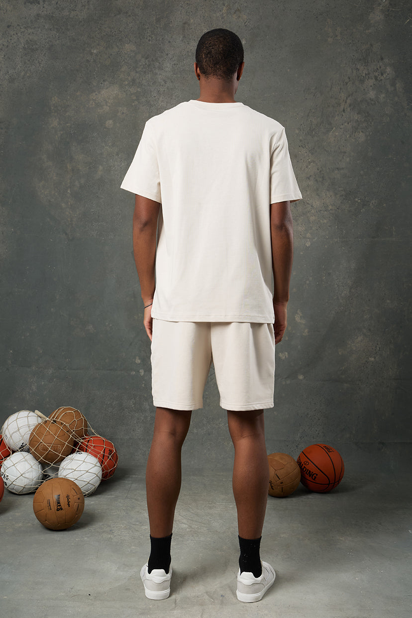 Urban Bej Regular Fit T-Shirt, sade ve şık tasarımıyla zamansız bir duruş sunar. Nefes alabilen dokusu ve rahat kalıbı sayesinde gün boyu konfor sağlar. Spor, günlük ya da casual kombinlerde rahatlıkla tercih edilebilir.