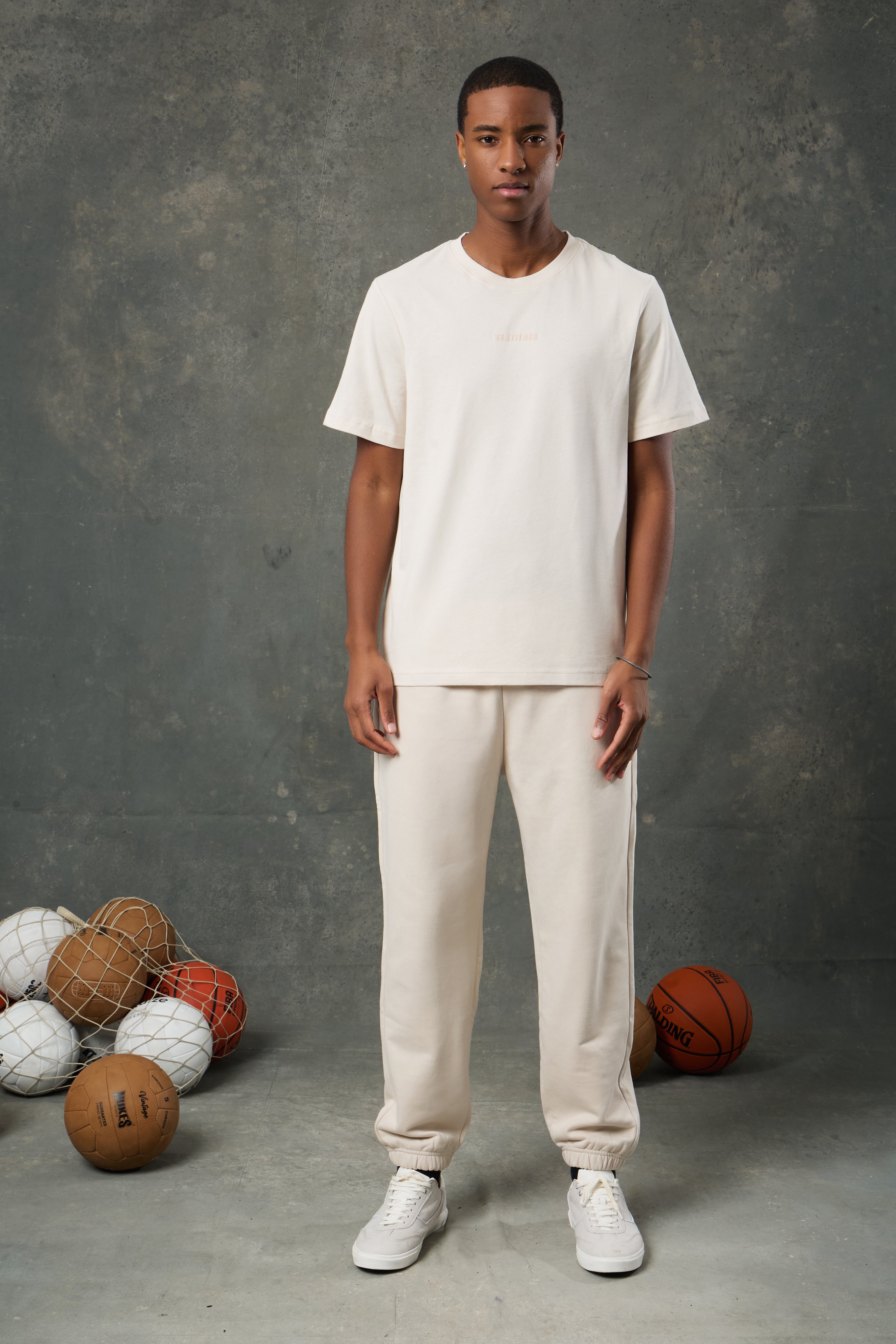 Urban Flow Bej Eşofman Altı, zamansız ve doğal tonları tercih edenler için şıklık ve rahatlığı bir araya getiriyor. Rahat kesimi ve bilekte toparlanan paça detayıyla hem sportif hem şehir stiline uyum sağlayan bu eşofman altı, yumuşak dokusu sayesinde gün boyu konfor sunar. Açık bej rengi, minimalist tarzın öne çıktığı kombinlerde ideal bir tamamlayıcıdır. Günlük yürüyüşlerden hafta sonu buluşmalarına kadar farklı kullanım alanlarına hitap eden bu model, sade ama özenli görünümüyle dikkat çeker. Nefes alabi