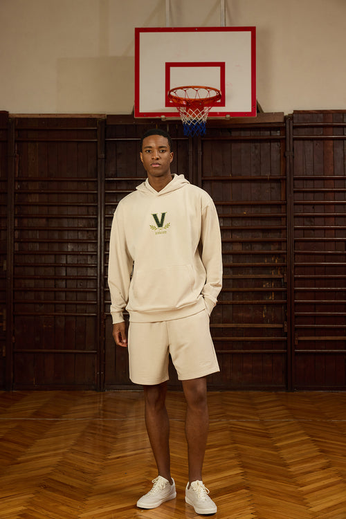 Urban Flow Bej Hoodie, yumuşak dokusu ve zarif detaylarıyla konforlu bir stil deneyimi sunar. Ön kısmında işlenen V harfi ve “amore” detayı hoodie'ye özgünlük katarken, sırt yüzeyindeki “Ventitres” yazısı tasarıma zarif bir dinamizm kazandırır. Kapsayıcı kesimi ve kanguru cebi ile hem işlevsel hem şık bir görünüm sağlar. Şehir stiline doğal ve rafine bir yorum getirir.