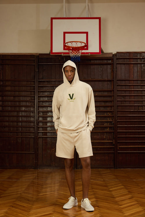 Urban Flow Bej Hoodie, yumuşak dokusu ve zarif detaylarıyla konforlu bir stil deneyimi sunar. Ön kısmında işlenen V harfi ve “amore” detayı hoodie'ye özgünlük katarken, sırt yüzeyindeki “Ventitres” yazısı tasarıma zarif bir dinamizm kazandırır. Kapsayıcı kesimi ve kanguru cebi ile hem işlevsel hem şık bir görünüm sağlar. Şehir stiline doğal ve rafine bir yorum getirir.