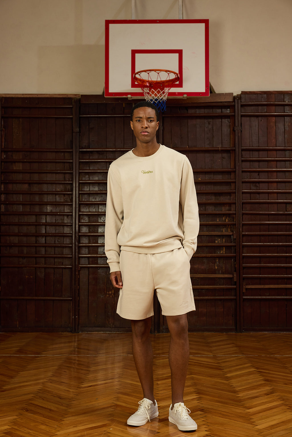 Urban Flow Bej Sweatshirt, sıcak bej tonu ve zarif detaylarıyla şehir stiline doğal bir dokunuş katıyor. Ön kısmındaki minimal Ventitres logosu ile arka sırt detayında yer alan büyük “V” arması, tasarıma özgünlük ve sportif şıklık kazandırır. Yumuşak pamuklu kumaşı ciltte konforlu bir his bırakırken, sade rengi sayesinde çok yönlü kombin imkânı sunar. Urban Flow koleksiyonunun en sofistike parçalarından biri olan bu sweatshirt, konforla estetiği bir araya getiren modern bir gardırop tamamlayıcısıdır.