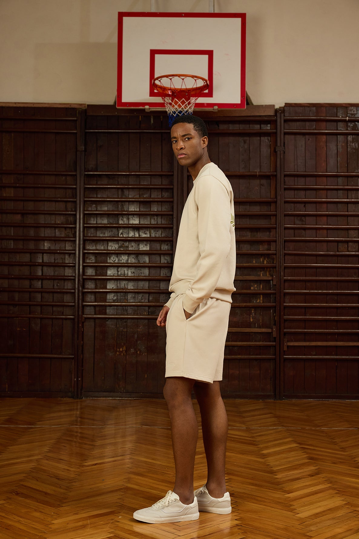 Urban Flow Bej Sweatshirt, sıcak bej tonu ve zarif detaylarıyla şehir stiline doğal bir dokunuş katıyor. Ön kısmındaki minimal Ventitres logosu ile arka sırt detayında yer alan büyük “V” arması, tasarıma özgünlük ve sportif şıklık kazandırır. Yumuşak pamuklu kumaşı ciltte konforlu bir his bırakırken, sade rengi sayesinde çok yönlü kombin imkânı sunar. Urban Flow koleksiyonunun en sofistike parçalarından biri olan bu sweatshirt, konforla estetiği bir araya getiren modern bir gardırop tamamlayıcısıdır.