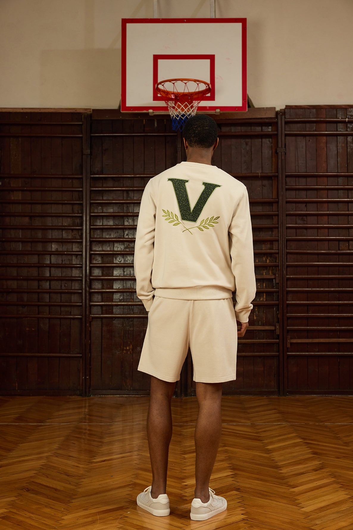 Urban Flow Bej Sweatshirt, sıcak bej tonu ve zarif detaylarıyla şehir stiline doğal bir dokunuş katıyor. Ön kısmındaki minimal Ventitres logosu ile arka sırt detayında yer alan büyük “V” arması, tasarıma özgünlük ve sportif şıklık kazandırır. Yumuşak pamuklu kumaşı ciltte konforlu bir his bırakırken, sade rengi sayesinde çok yönlü kombin imkânı sunar. Urban Flow koleksiyonunun en sofistike parçalarından biri olan bu sweatshirt, konforla estetiği bir araya getiren modern bir gardırop tamamlayıcısıdır.