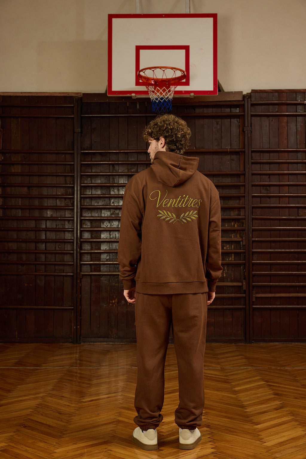 Urban Flow Kahverengi Hoodie, sıcak toprak tonları ve zarif detaylarıyla şehir stiline doğal bir şıklık katıyor. Göğüs kısmındaki "V amore" nakış işlemesi ve arka yüzündeki "Ventitres" yazısı, zamansız bir stil sunarken karakterinizi yansıtmanıza olanak tanır. Yoğun dokulu pamuklu kumaşı sayesinde yumuşaklık ve konfor bir aradadır.