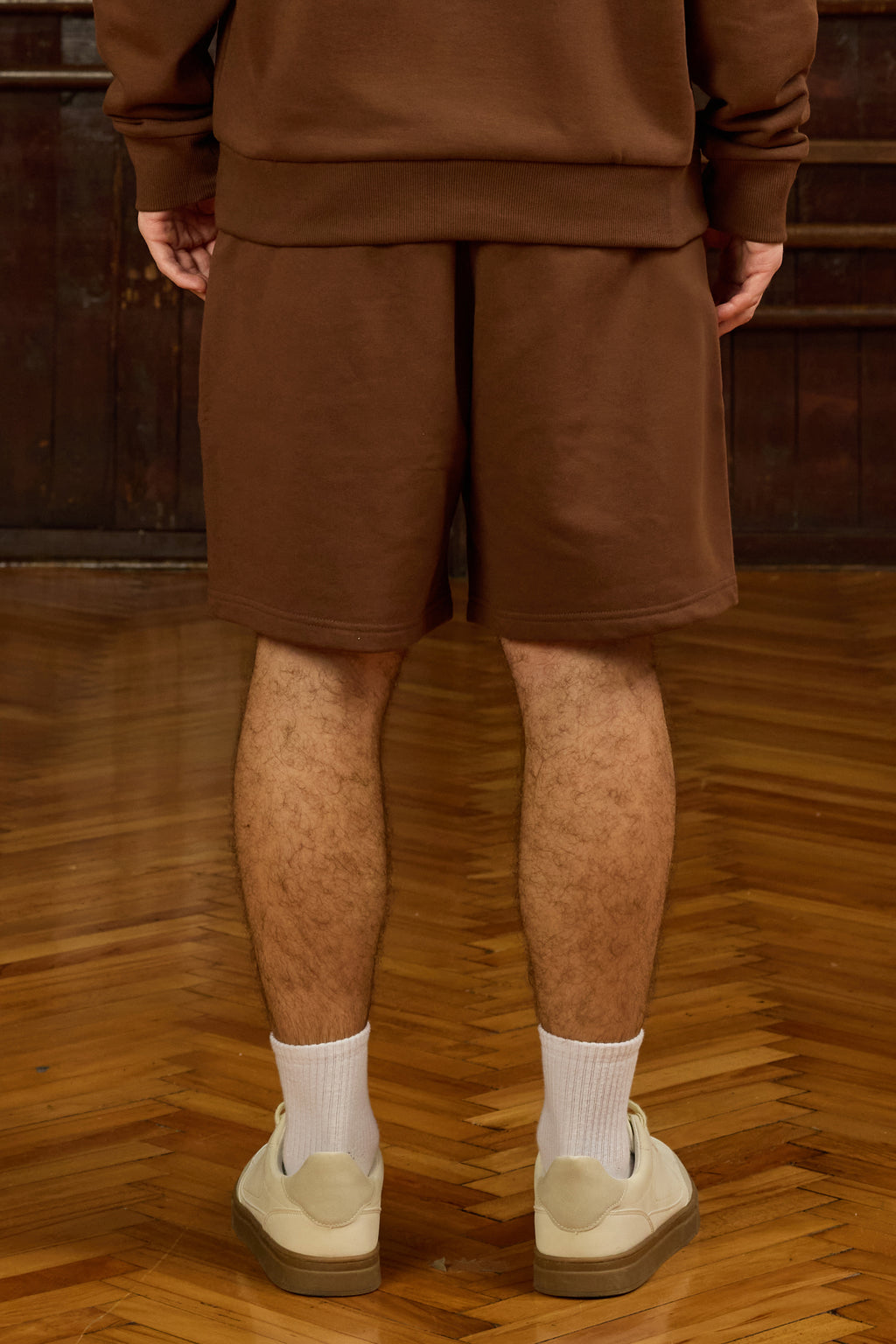 Urban Flow Kahverengi Şort, minimal tasarımı ve konfor odaklı yapısıyla şehir yaşamının dinamik temposuna uyum sağlar. Yumuşak dokulu, nefes alabilen kumaşı sayesinde hem spor yaparken hem de günlük kullanımda maksimum rahatlık sunar. Diz üstü kesimi ve sade formu, modern bir siluet oluştururken, elastik bel bandı hareket özgürlüğünü destekler. Derin yan cepleriyle fonksiyonel detaylar kazanan bu şort, kahverenginin sıcak tonuyla zamansız ve güçlü bir stil sunar. Aynı renk sweatshirt ile takım olarak kombin