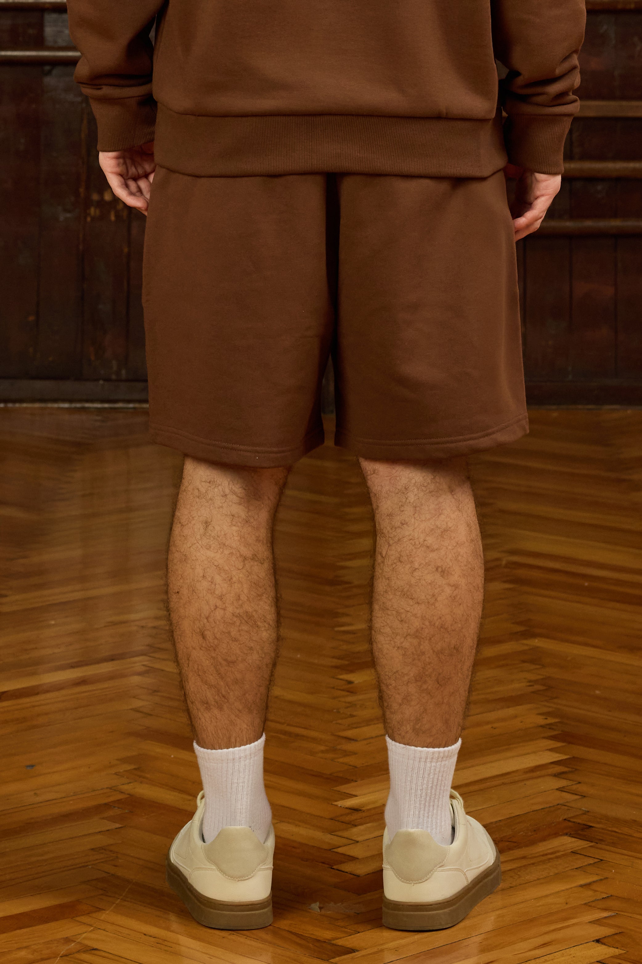 Urban Flow Kahverengi Şort, minimal tasarımı ve konfor odaklı yapısıyla şehir yaşamının dinamik temposuna uyum sağlar. Yumuşak dokulu, nefes alabilen kumaşı sayesinde hem spor yaparken hem de günlük kullanımda maksimum rahatlık sunar. Diz üstü kesimi ve sade formu, modern bir siluet oluştururken, elastik bel bandı hareket özgürlüğünü destekler. Derin yan cepleriyle fonksiyonel detaylar kazanan bu şort, kahverenginin sıcak tonuyla zamansız ve güçlü bir stil sunar. Aynı renk sweatshirt ile takım olarak kombin