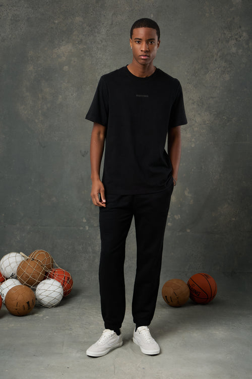 Urban Flow Siyah Eşofman Altı, zamansız tasarımı ve sade şıklığıyla her erkeğin gardırobunda yer bulabilecek temel parçalardan biridir. Rahat kalıbı ve bilekte toplanan lastikli paça detayı sayesinde günlük kullanımda maksimum konfor sağlarken, modern ve fit bir siluet sunar. Hafif esnek yapısıyla hareket kabiliyetini artıran bu eşofman altı, hem spor hem şehir stiliyle kolayca uyum sağlar. Yumuşak dokulu kumaşı ciltle temas ettiğinde konfor hissini artırır, siyah rengi ise her renkte üst giyimle kolayca ko