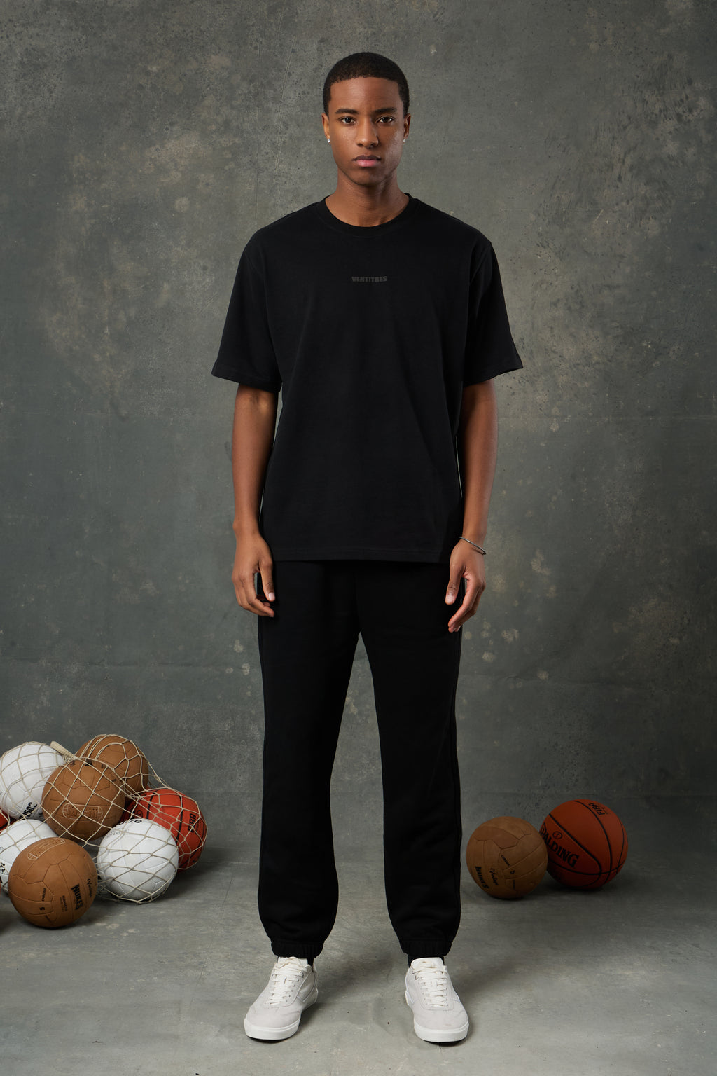 Urban Flow Siyah Eşofman Altı, zamansız tasarımı ve sade şıklığıyla her erkeğin gardırobunda yer bulabilecek temel parçalardan biridir. Rahat kalıbı ve bilekte toplanan lastikli paça detayı sayesinde günlük kullanımda maksimum konfor sağlarken, modern ve fit bir siluet sunar. Hafif esnek yapısıyla hareket kabiliyetini artıran bu eşofman altı, hem spor hem şehir stiliyle kolayca uyum sağlar. Yumuşak dokulu kumaşı ciltle temas ettiğinde konfor hissini artırır, siyah rengi ise her renkte üst giyimle kolayca ko