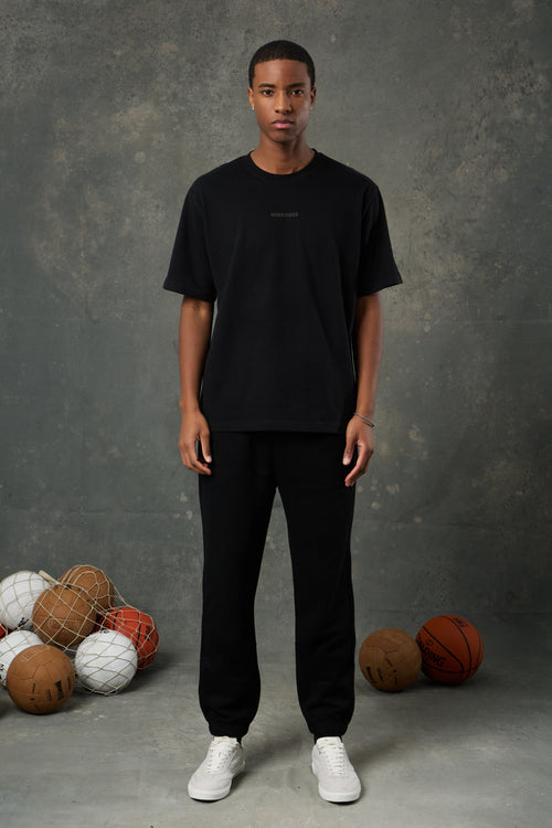 Urban Flow Siyah Eşofman Altı, zamansız tasarımı ve sade şıklığıyla her erkeğin gardırobunda yer bulabilecek temel parçalardan biridir. Rahat kalıbı ve bilekte toplanan lastikli paça detayı sayesinde günlük kullanımda maksimum konfor sağlarken, modern ve fit bir siluet sunar. Hafif esnek yapısıyla hareket kabiliyetini artıran bu eşofman altı, hem spor hem şehir stiliyle kolayca uyum sağlar. Yumuşak dokulu kumaşı ciltle temas ettiğinde konfor hissini artırır, siyah rengi ise her renkte üst giyimle kolayca ko