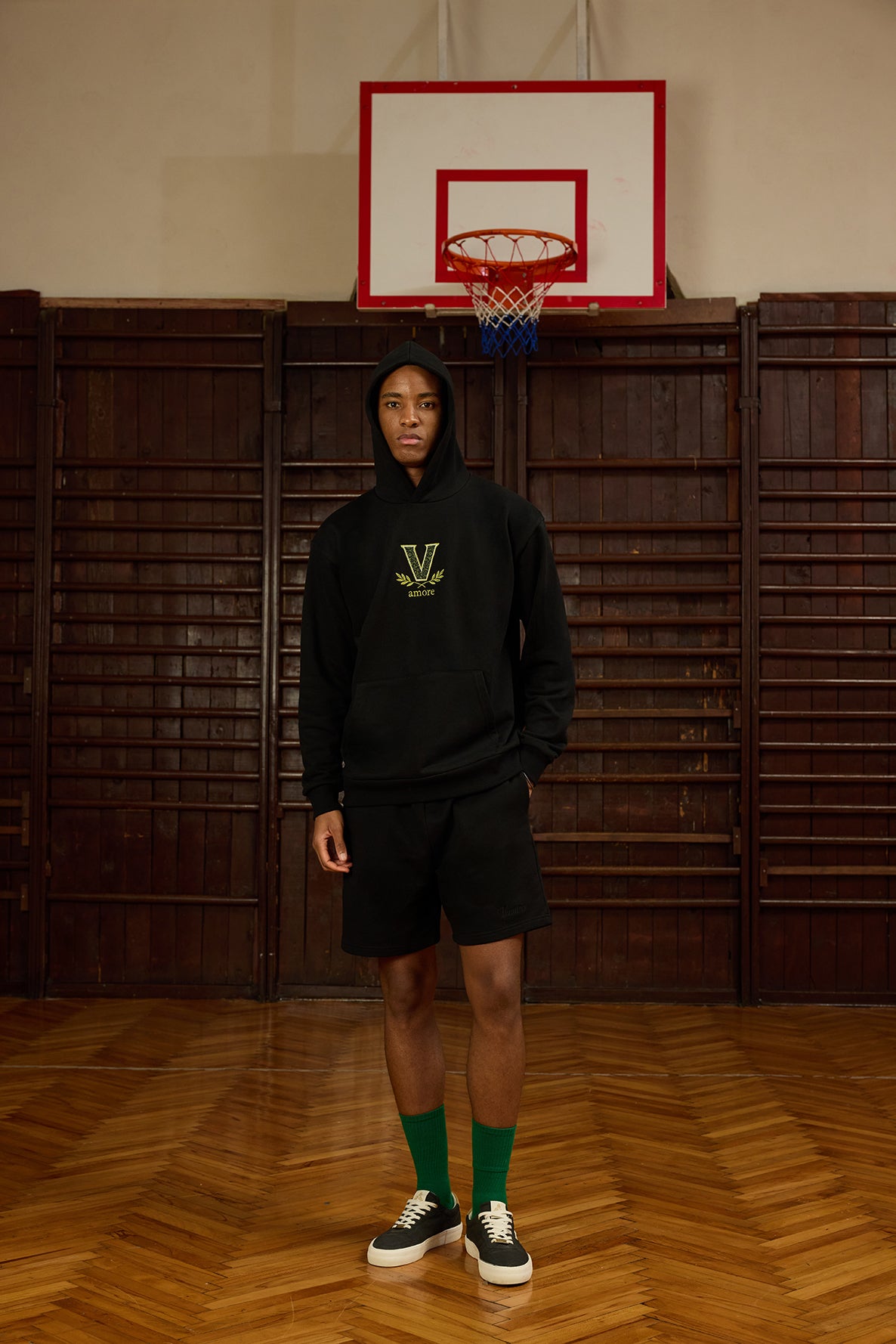 Günlük stilinize zarif bir dokunuş katmak için tasarlanan Urban Flow Siyah Hoodie, rahat kalıbı ve özgün detaylarıyla öne çıkar. Ön yüzünde yer alan "V amore" nakış detayı, arka bölümdeki "Ventitres" yazısı ve zeytin dalı deseni ile klasik siyah hoodie’yi karakteristik bir parça haline getirir. Kalın, yumuşak dokulu kumaşı sayesinde hem konforlu hem de şık bir kullanım sunar.