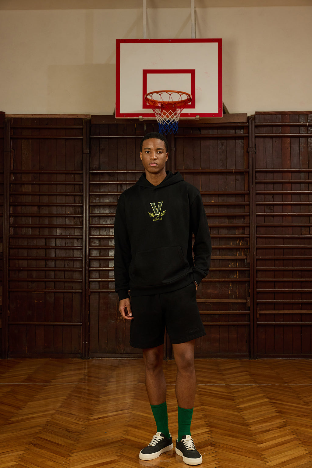 Günlük stilinize zarif bir dokunuş katmak için tasarlanan Urban Flow Siyah Hoodie, rahat kalıbı ve özgün detaylarıyla öne çıkar. Ön yüzünde yer alan "V amore" nakış detayı, arka bölümdeki "Ventitres" yazısı ve zeytin dalı deseni ile klasik siyah hoodie’yi karakteristik bir parça haline getirir. Kalın, yumuşak dokulu kumaşı sayesinde hem konforlu hem de şık bir kullanım sunar.