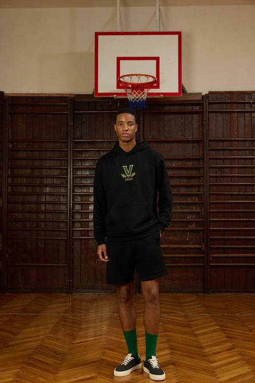 Günlük stilinize zarif bir dokunuş katmak için tasarlanan Urban Flow Siyah Hoodie, rahat kalıbı ve özgün detaylarıyla öne çıkar. Ön yüzünde yer alan "V amore" nakış detayı, arka bölümdeki "Ventitres" yazısı ve zeytin dalı deseni ile klasik siyah hoodie’yi karakteristik bir parça haline getirir. Kalın, yumuşak dokulu kumaşı sayesinde hem konforlu hem de şık bir kullanım sunar.