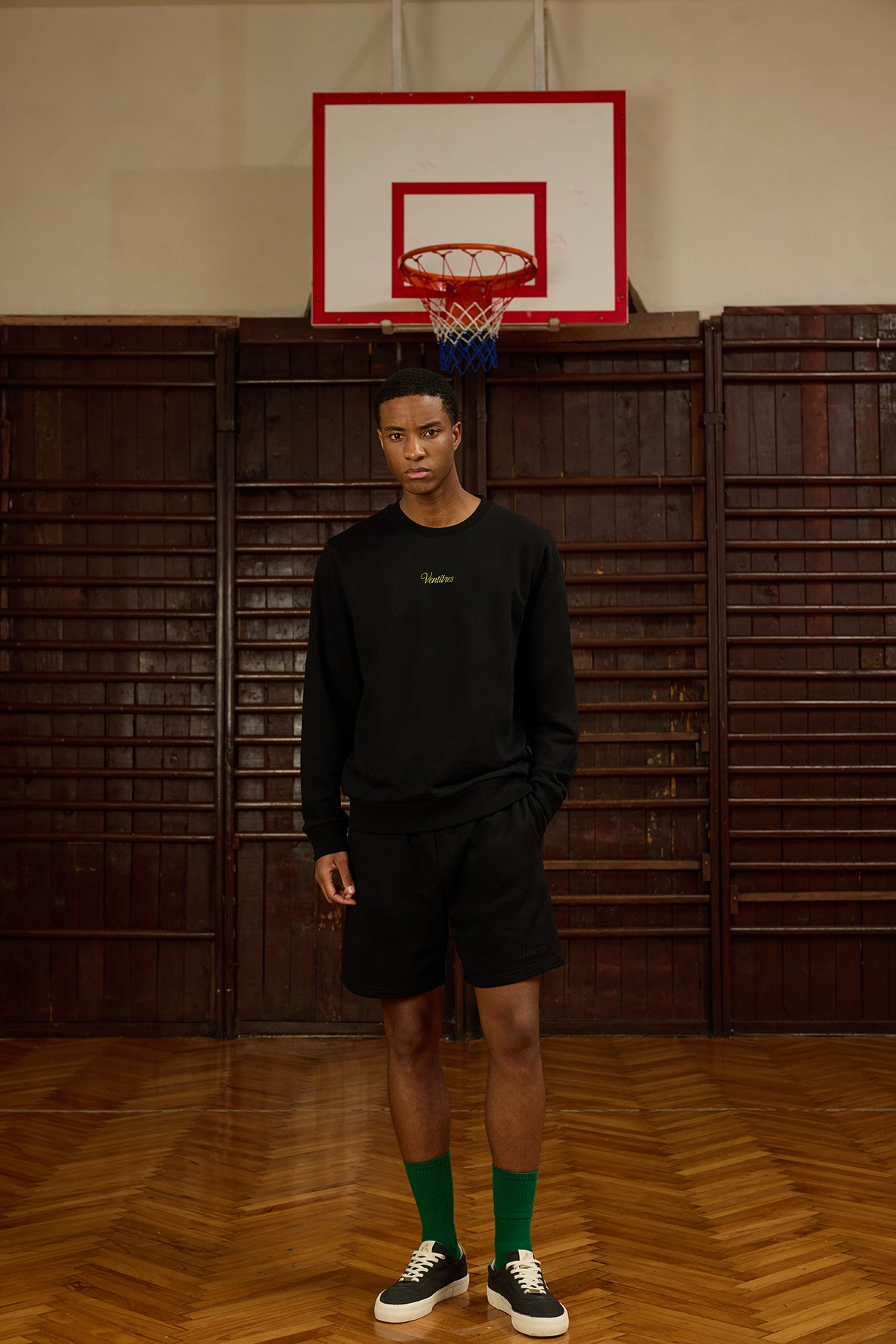 Urban Flow Siyah Şort, zamansız şıklığı ve maksimum konforu bir araya getirerek gardırobunuzun vazgeçilmez parçası olmaya aday. Yumuşak dokulu kumaşı sayesinde cilde dost bir his sunarken, esnek beli ve rahat kesimi hareket özgürlüğünüzü destekler. Şehirde aktif bir gün geçirirken ya da hafta sonu dinlenme moduna geçtiğinizde aynı ölçüde stil ve rahatlık sunar. Fonksiyonel cepleriyle pratik kullanım sağlayan bu şort, minimal tasarımı sayesinde farklı parçalarla kolayca kombinlenebilir. Siyahın çok yönlü kar