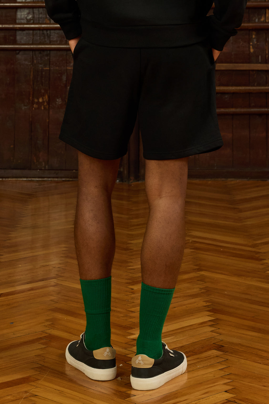 Urban Flow Siyah Şort, zamansız şıklığı ve maksimum konforu bir araya getirerek gardırobunuzun vazgeçilmez parçası olmaya aday. Yumuşak dokulu kumaşı sayesinde cilde dost bir his sunarken, esnek beli ve rahat kesimi hareket özgürlüğünüzü destekler. Şehirde aktif bir gün geçirirken ya da hafta sonu dinlenme moduna geçtiğinizde aynı ölçüde stil ve rahatlık sunar. Fonksiyonel cepleriyle pratik kullanım sağlayan bu şort, minimal tasarımı sayesinde farklı parçalarla kolayca kombinlenebilir. Siyahın çok yönlü kar