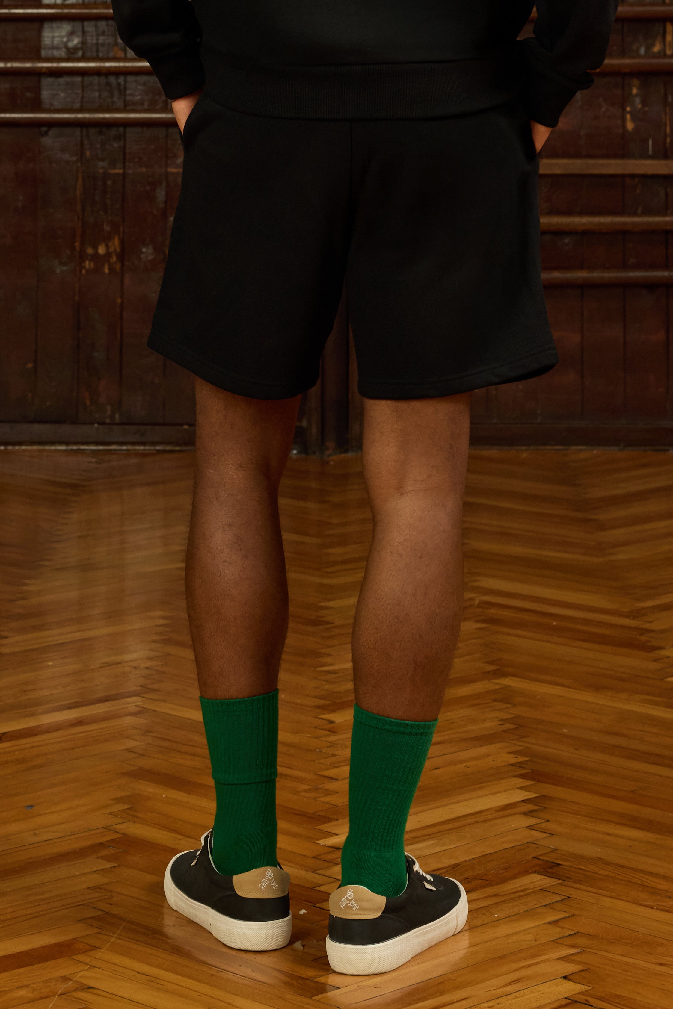 Urban Flow Siyah Şort, zamansız şıklığı ve maksimum konforu bir araya getirerek gardırobunuzun vazgeçilmez parçası olmaya aday. Yumuşak dokulu kumaşı sayesinde cilde dost bir his sunarken, esnek beli ve rahat kesimi hareket özgürlüğünüzü destekler. Şehirde aktif bir gün geçirirken ya da hafta sonu dinlenme moduna geçtiğinizde aynı ölçüde stil ve rahatlık sunar. Fonksiyonel cepleriyle pratik kullanım sağlayan bu şort, minimal tasarımı sayesinde farklı parçalarla kolayca kombinlenebilir. Siyahın çok yönlü kar