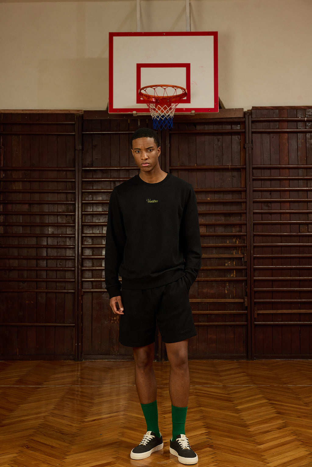 Urban Flow Siyah Sweatshirt, sportif stilin zarif dokunuşlarla buluştuğu zamansız bir tasarımdır. Minimal ön yüzeyinde altın sarısı "Ventitres" nakışı yer alırken, arka kısmında dikkat çekici büyük "V" harfi ve defne dalı baskısı, bu parçayı sıradanlıktan uzaklaştırır. Kalın ve yumuşak kumaşıyla serin havalarda konforlu bir kullanım sunar. Ribanalı bilek ve etek ucu detayıyla formunu korurken, siyah rengiyle her kombine uyum sağlar. Günlük kullanımdan sokak stiline kadar geniş bir kullanım alanına hitap 