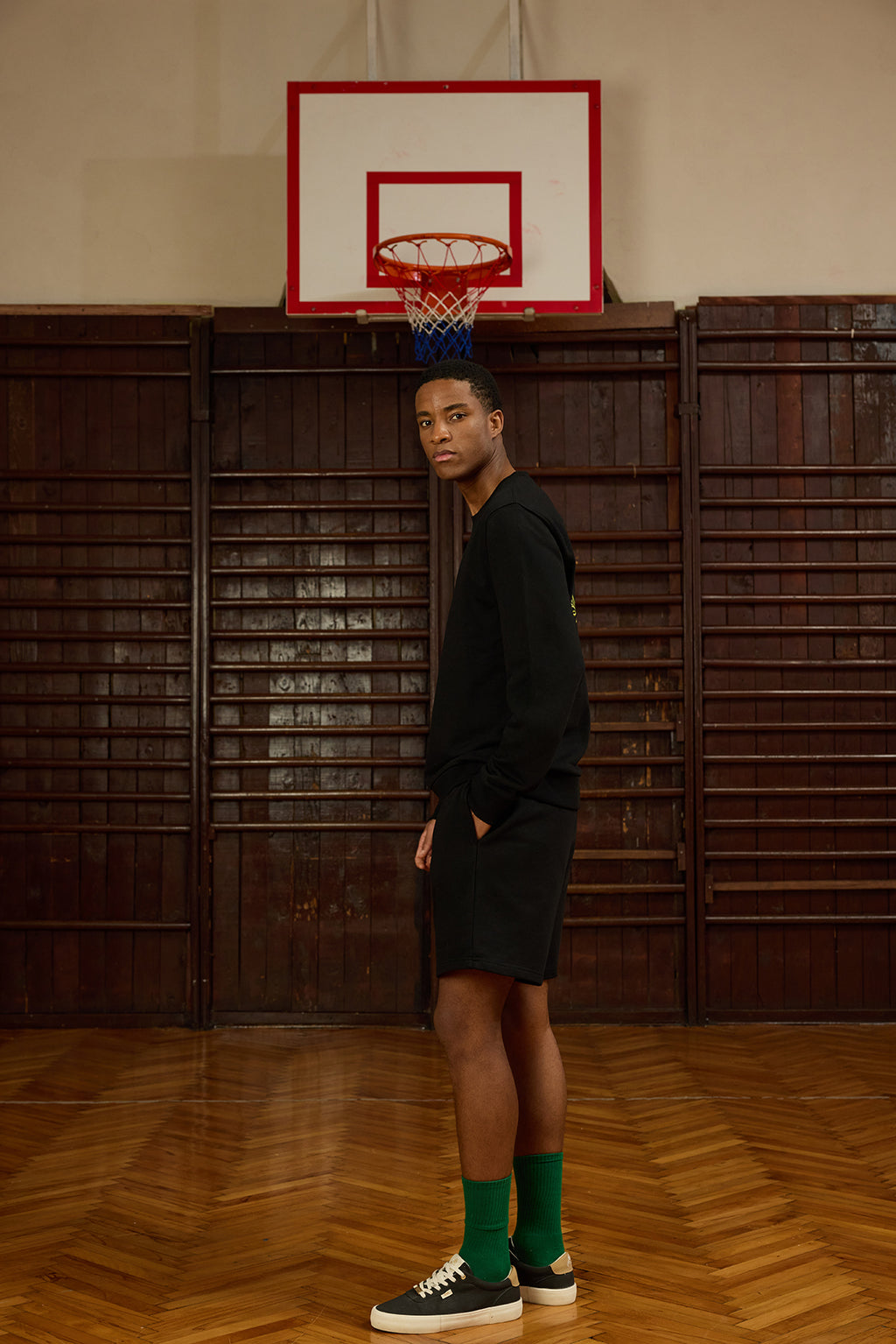 Urban Flow Siyah Sweatshirt, sportif stilin zarif dokunuşlarla buluştuğu zamansız bir tasarımdır. Minimal ön yüzeyinde altın sarısı "Ventitres" nakışı yer alırken, arka kısmında dikkat çekici büyük "V" harfi ve defne dalı baskısı, bu parçayı sıradanlıktan uzaklaştırır. Kalın ve yumuşak kumaşıyla serin havalarda konforlu bir kullanım sunar. Ribanalı bilek ve etek ucu detayıyla formunu korurken, siyah rengiyle her kombine uyum sağlar. Günlük kullanımdan sokak stiline kadar geniş bir kullanım alanına hitap 