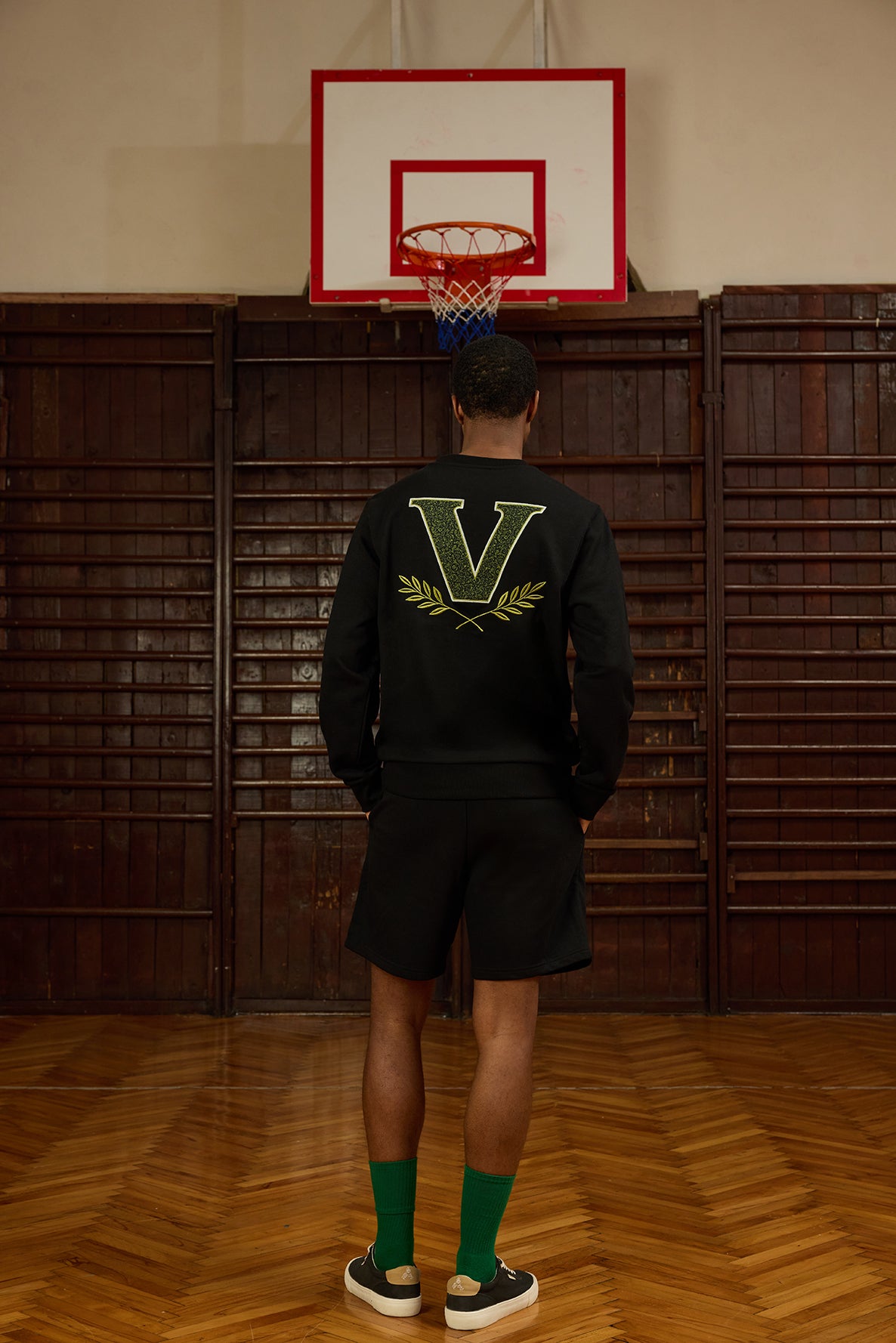 Urban Flow Siyah Sweatshirt, sportif stilin zarif dokunuşlarla buluştuğu zamansız bir tasarımdır. Minimal ön yüzeyinde altın sarısı "Ventitres" nakışı yer alırken, arka kısmında dikkat çekici büyük "V" harfi ve defne dalı baskısı, bu parçayı sıradanlıktan uzaklaştırır. Kalın ve yumuşak kumaşıyla serin havalarda konforlu bir kullanım sunar. Ribanalı bilek ve etek ucu detayıyla formunu korurken, siyah rengiyle her kombine uyum sağlar. Günlük kullanımdan sokak stiline kadar geniş bir kullanım alanına hitap 