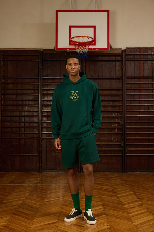 Urban Flow Yeşil Hoodie, doğadan ilham alan canlı rengi ve özgün detaylarıyla stilinize enerjik bir dokunuş katıyor. Ön kısmındaki "V amore" nakış işleme, arka kısmındaki "Ventitres" yazısı ve zeytin dalı figürü ile sade ama etkileyici bir görünüm sunar. Yumuşak dokulu, kalın kumaşı ile hem konfor hem de sıcaklık sağlar.