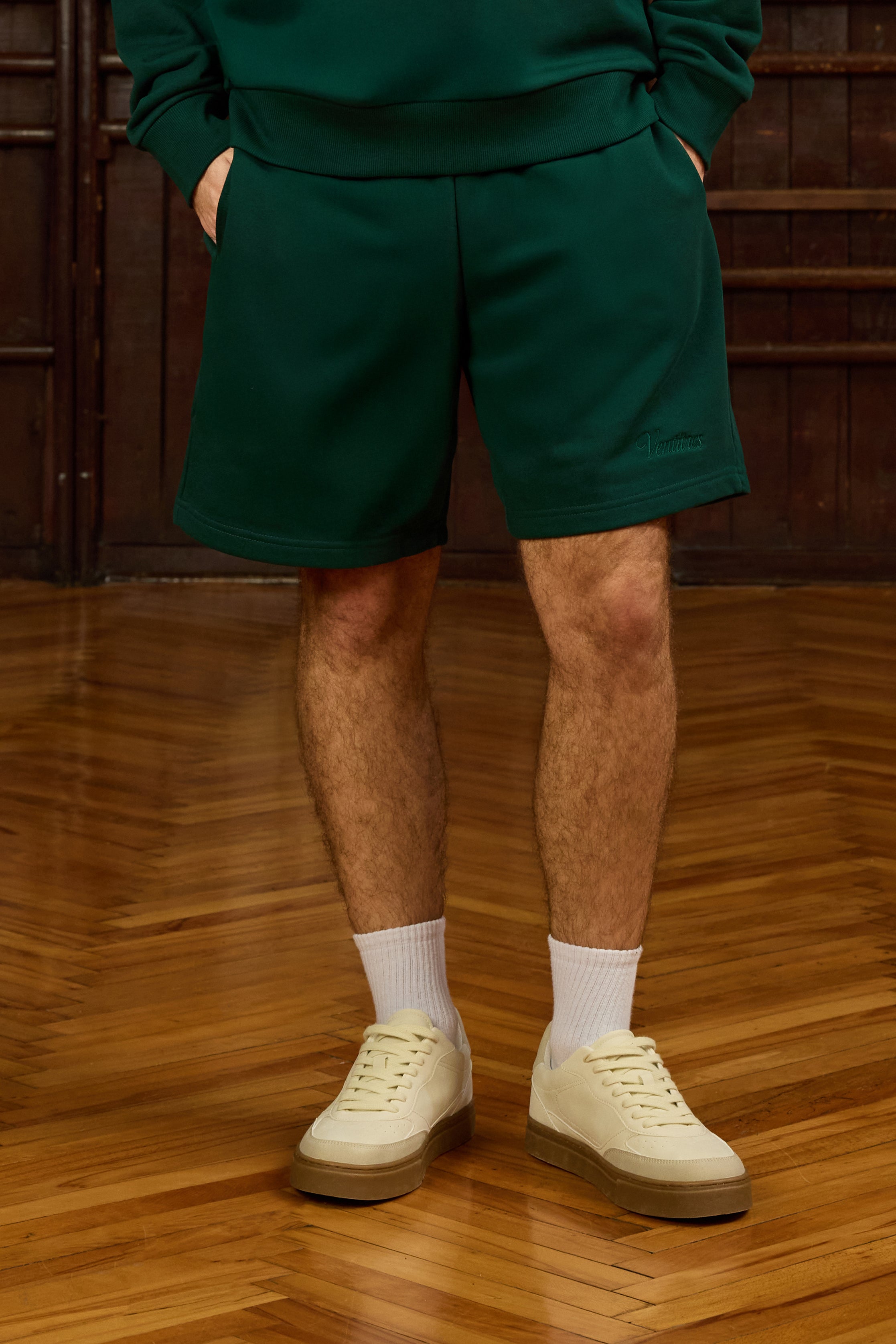 Urban Flow Yeşil Şort, doğadan ilham alan rengi ve modern kesimiyle şehirli stilinize yenilikçi bir dokunuş katıyor. Hafif ve nefes alabilen kumaşı sayesinde yaz aylarında serin kalmanızı sağlarken, elastik beli ve rahat kalıbı gün boyu konfor sunar. Derin cepleri ve dikiş detayları hem fonksiyonellik hem de sportif bir görünüm kazandırır. Göz yormayan ama dikkat çekici yeşil tonu, sade kombinlerde öne çıkarak stilinizi tazeler. Antrenmandan hafta sonu kaçamaklarına, sokak stilinden ev rahatlığına kadar gen