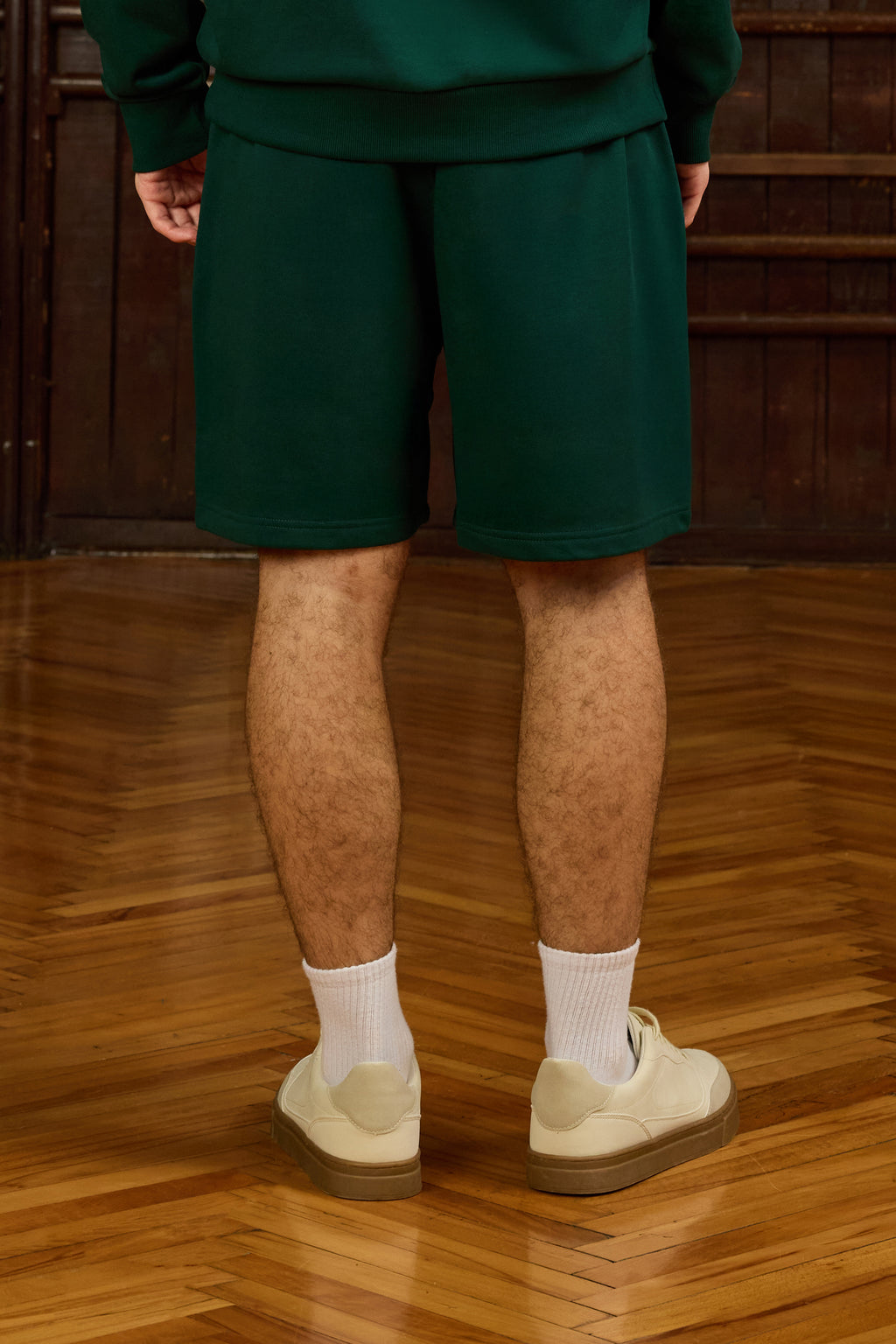 Urban Flow Yeşil Şort, doğadan ilham alan rengi ve modern kesimiyle şehirli stilinize yenilikçi bir dokunuş katıyor. Hafif ve nefes alabilen kumaşı sayesinde yaz aylarında serin kalmanızı sağlarken, elastik beli ve rahat kalıbı gün boyu konfor sunar. Derin cepleri ve dikiş detayları hem fonksiyonellik hem de sportif bir görünüm kazandırır. Göz yormayan ama dikkat çekici yeşil tonu, sade kombinlerde öne çıkarak stilinizi tazeler. Antrenmandan hafta sonu kaçamaklarına, sokak stilinden ev rahatlığına kadar gen